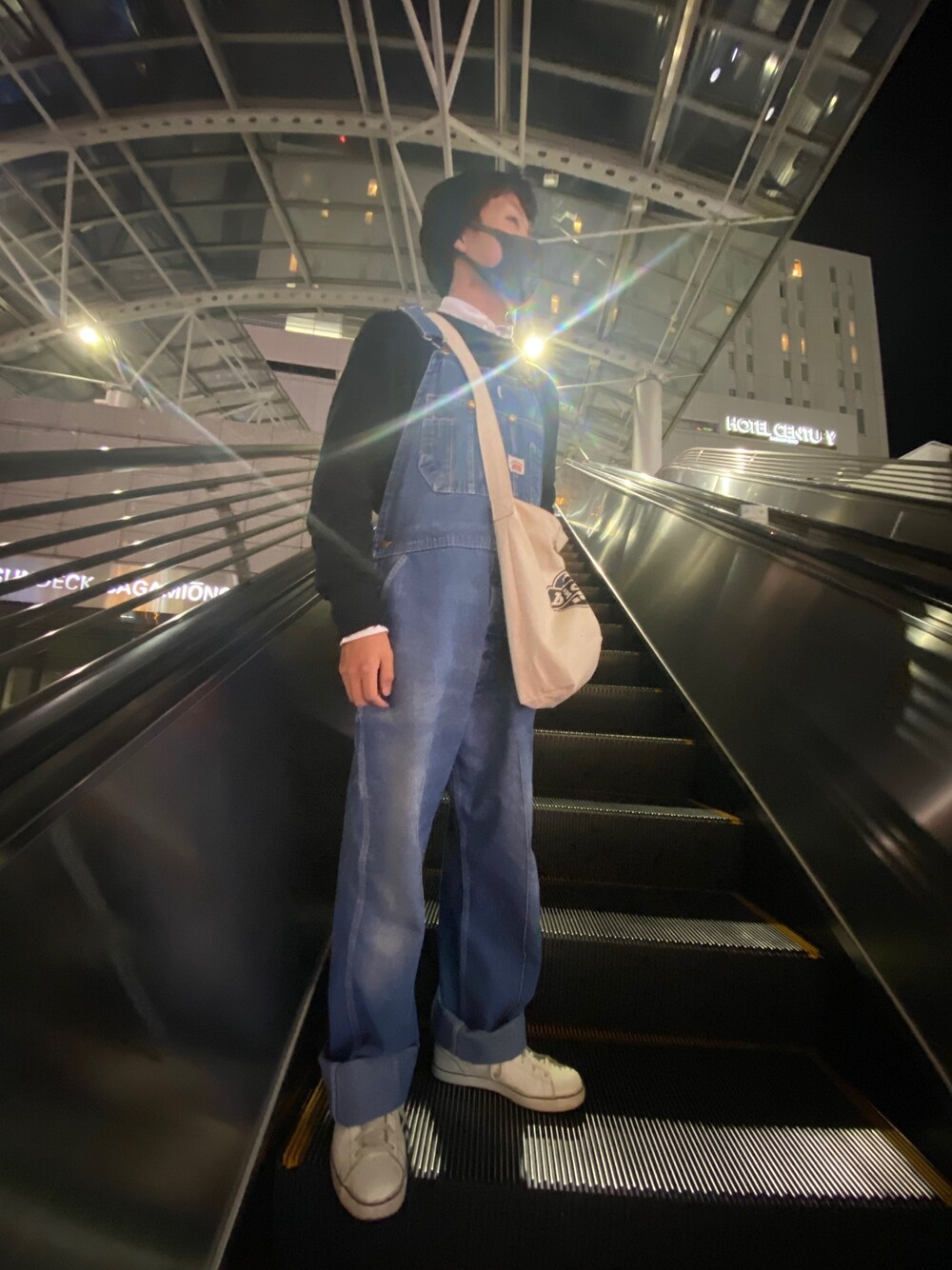 「カジュアル、ストリートMIX、オーバーオール、だぼだぼ、ラフ、冬コーデ、プチプラコーデ、古着男子」｜「古着のアイテム（サロペット/オーバーオール、ブルー系）」を使った、けんとさん（メンズ・165cm）の冬コーディネートの1枚目の写真