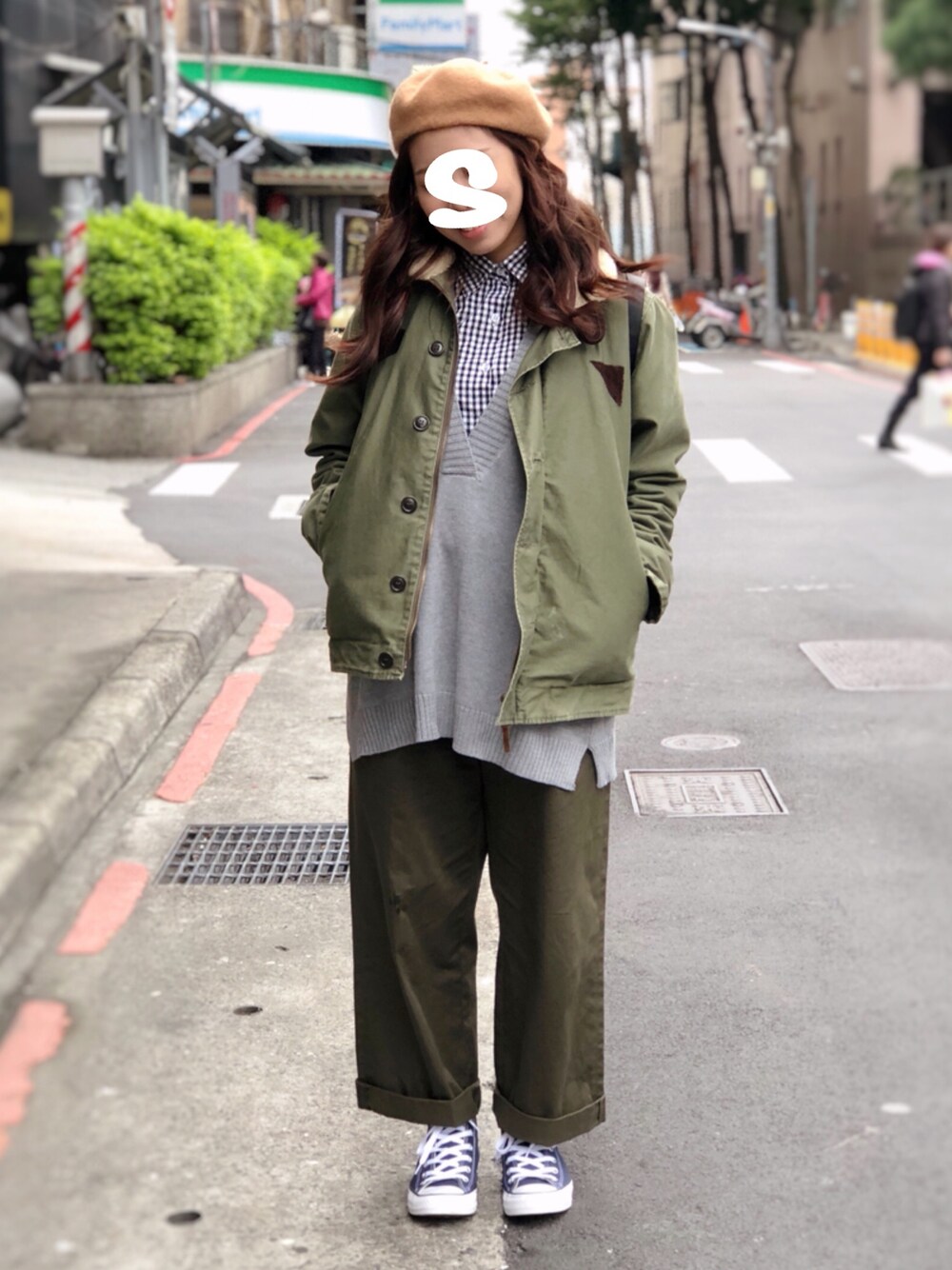 「秋冬、冬、UNIQLO、秋冬コーデ、converse」｜「UNIQLOのWOMEN フランネルチェックシャツ（長袖）09・16・69（シャツ/ブラウス、ブラック系）」を使った、Luke&Stopnessさん（レディース・161cm）の秋コーディネートの1枚目の写真