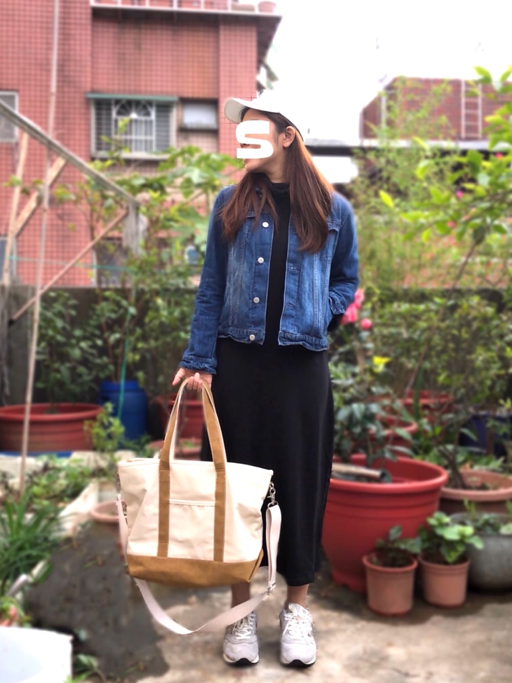 「ootd、大人カジュアル、黒、GU、今日のコーデ、New Balance、m1400、earth music&ecology、Right-on」｜「earth music&ecologyのデニムGジャン（デニムジャケット、ブルー系）」を使った、Luke&Stopnessさん（レディース・161cm）の冬コーディネートの1枚目の写真