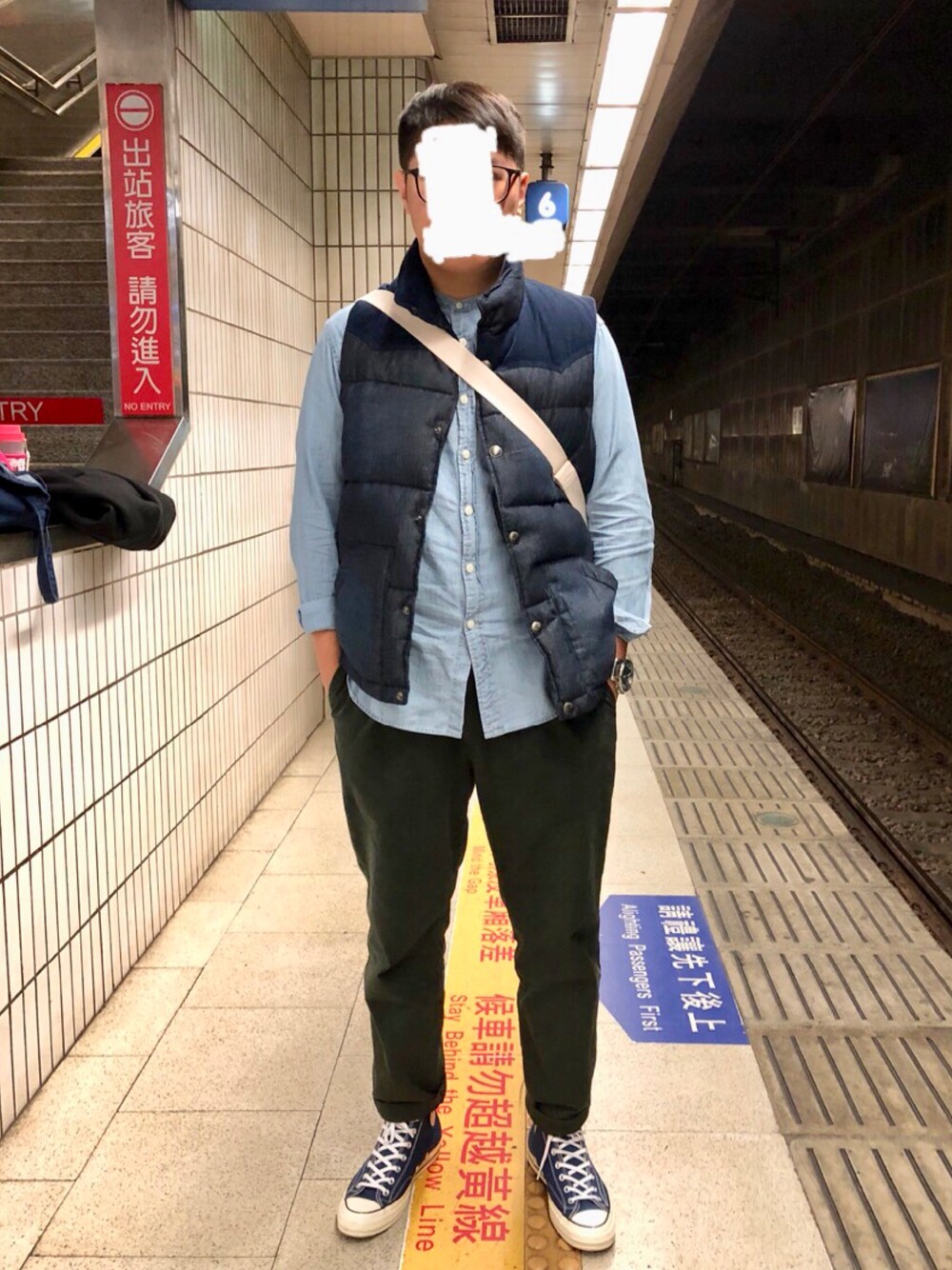 「冬コーデ、休日スタイル、ootd、UNIQLO、Right-on、converse、denim」｜「UNIQLOのMEN エクストラファインコットンブロードスタンドカラーシャツ（ストライプ・長袖）（シャツ/ブラウス、ブルー系）」を使った、Luke&Stopnessさん（メンズ・180cm）の冬コーディネートの1枚目の写真