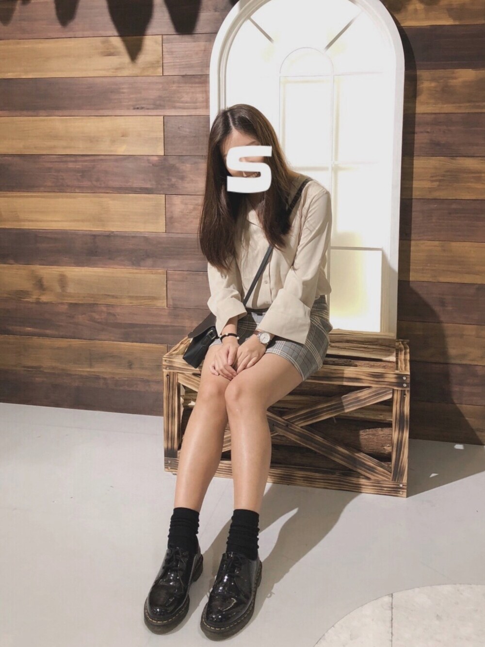 「秋冬コーデ、秋コーデ、格紋、Fossil、Dr.Martens、カジュアル、休日スタイル」｜「FOSSILのJACQUELINE　ES4368（アナログ腕時計、ブラウン系）」を使った、Luke&Stopnessさん（レディース・161cm）の秋コーディネートの1枚目の写真