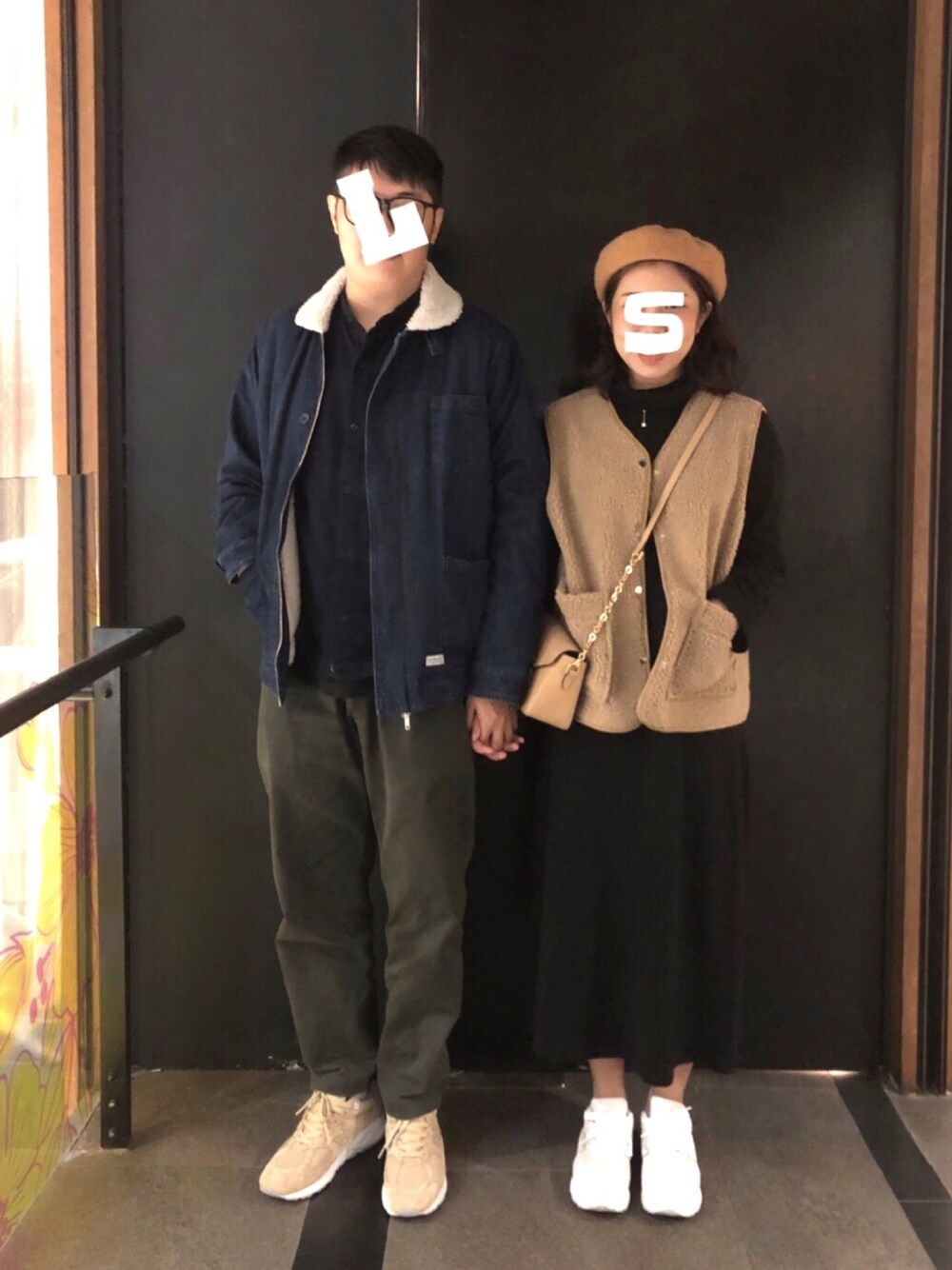 「大人カジュアル、カジュアルコーデ、休日スタイル、ootd、春、New Balance、990v2、couple」｜「mujiのアイテム（シャツ/ブラウス、ブルー系）」を使った、Luke&Stopnessさん（メンズ・180cm）の冬コーディネートの1枚目の写真