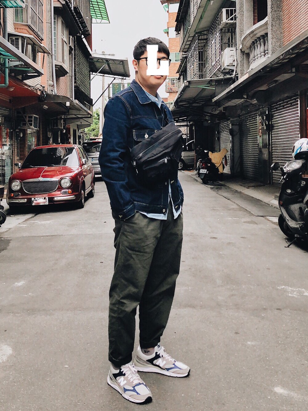 「通勤コーデ、UNIQLO、carhartt、New Balance、X-90、denim」｜「Carharttのアイテム（バッグ、ブラック系）」を使った、Luke&Stopnessさん（メンズ・179cm）の春コーディネートの1枚目の写真