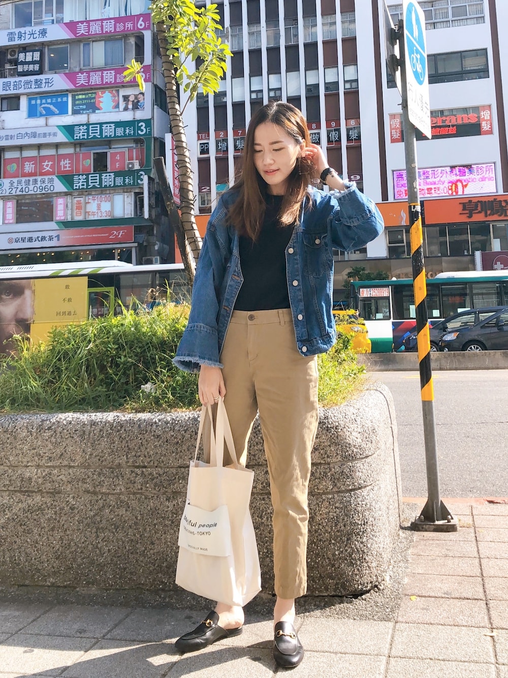 「チノパン、ベージュパンツ、カジュアルスタイル、ママファッション、トートバッグ、メゾン キツネ(MAISON KITSUNE)、beautiful people」｜「Maison KitsuneのTEE-SHIRT PROFILE FOX PATCH（Tシャツ/カットソー、ブラック系）」を使った、𓇬ℍ𝕒𝕟𝕒𓇬さん（レディース・170cm）の秋コーディネートの1枚目の写真