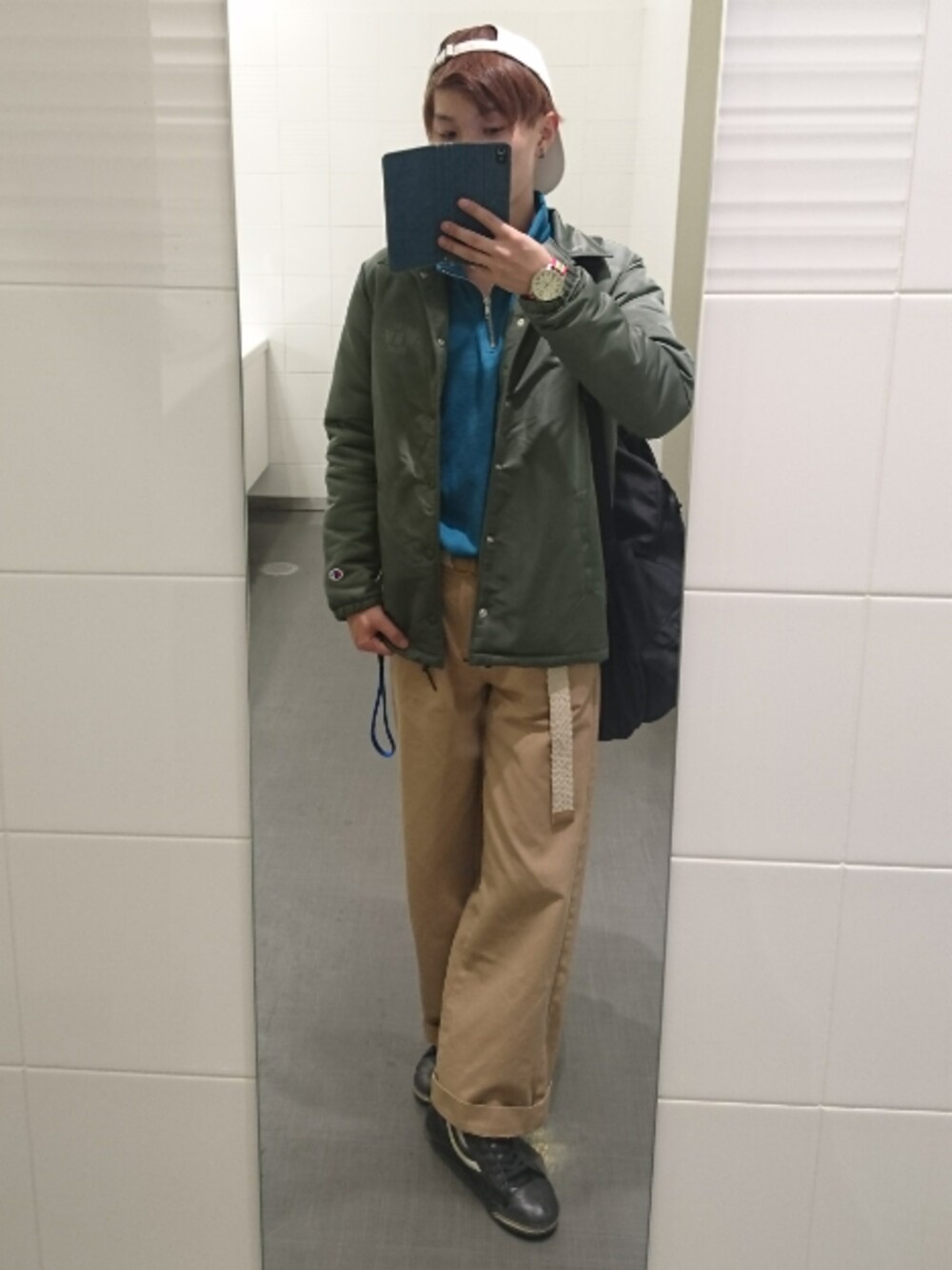 「ラフ、ワイドパンツ  ベージュ、ワイドパンツ、INコーデ、春コーデ、ハーフZIPスウェット、カジュアル、レトロ」｜「URBAN RESEARCHのアイテム（ナイロンジャケット、グリーン系）」を使った、こるくさん（メンズ・168cm）の春コーディネートの1枚目の写真