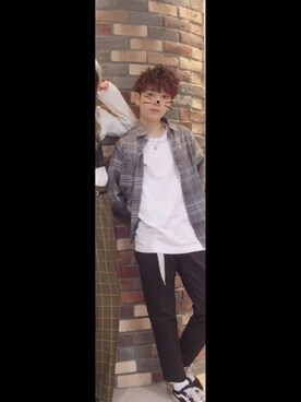 「Supreme （シュプリーム）のアイテム（Tシャツ/カットソー、ホワイト系）」を使った、増渕駿介さん（メンズ・163cm）の秋コーディネート