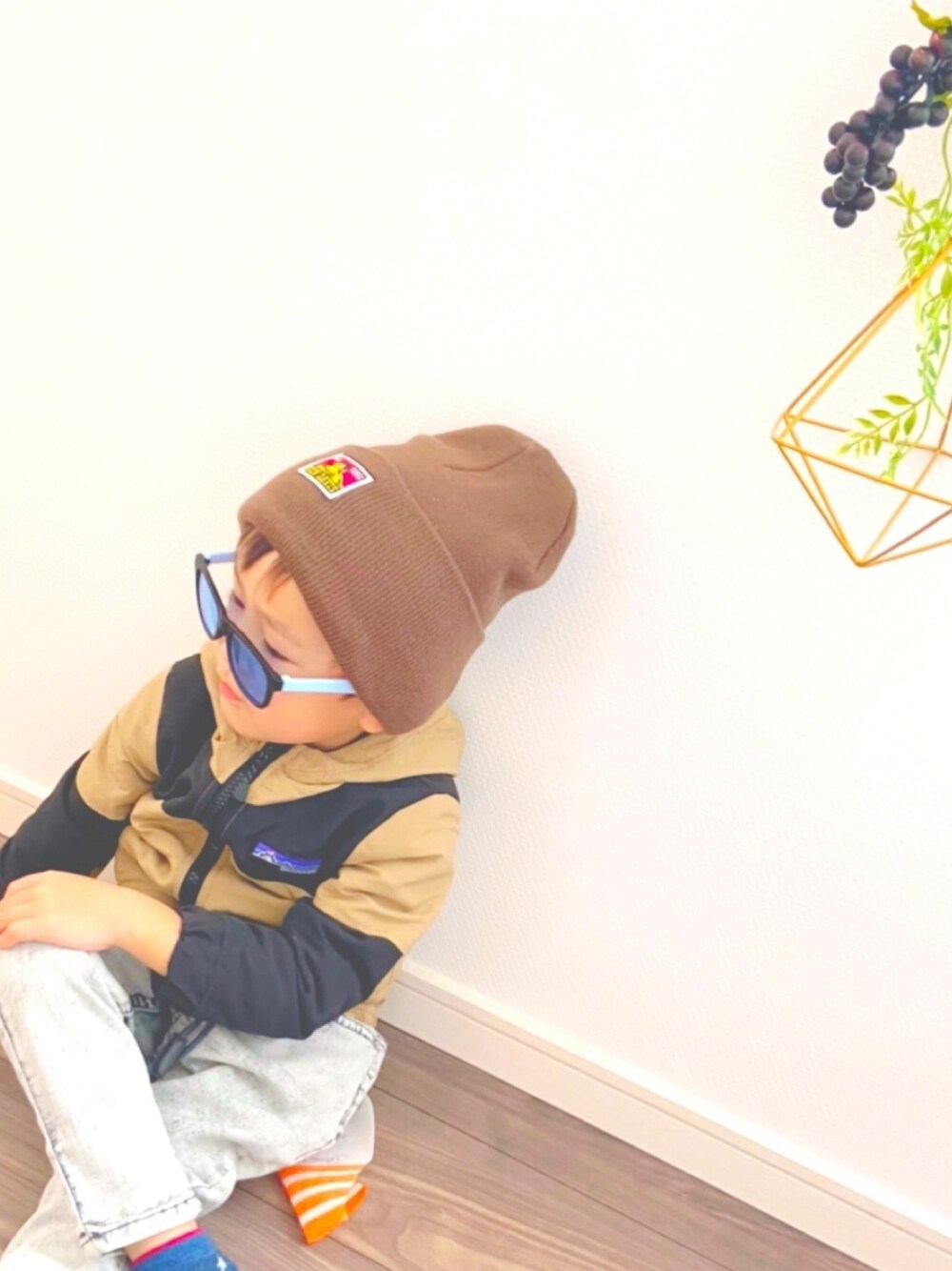 「ベージュコーデ、ブラウンコーデ、キッズコーデ、男の子コーデ、秋コーデ、ニット帽、プチプラ、秋服準備はじめました、ナイロンジャケット、ラブアンドピース2020」｜「BEN DAVISのアイテム（ニットキャップ/ビーニー、ブラウン系）」を使った、jou&kyoさん（キッズ・100cm）の秋コーディネートの1枚目の写真