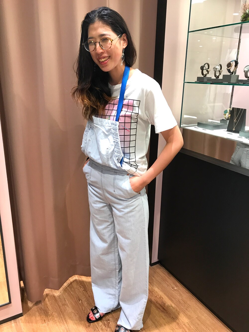「大人カジュアル、summer、Tシャツ、サロペット」｜「DIESELの00SXSS0683B（サロペット/オーバーオール、ブルー系）」を使った、minaさん（レディース・177cm）の春コーディネートの1枚目の写真