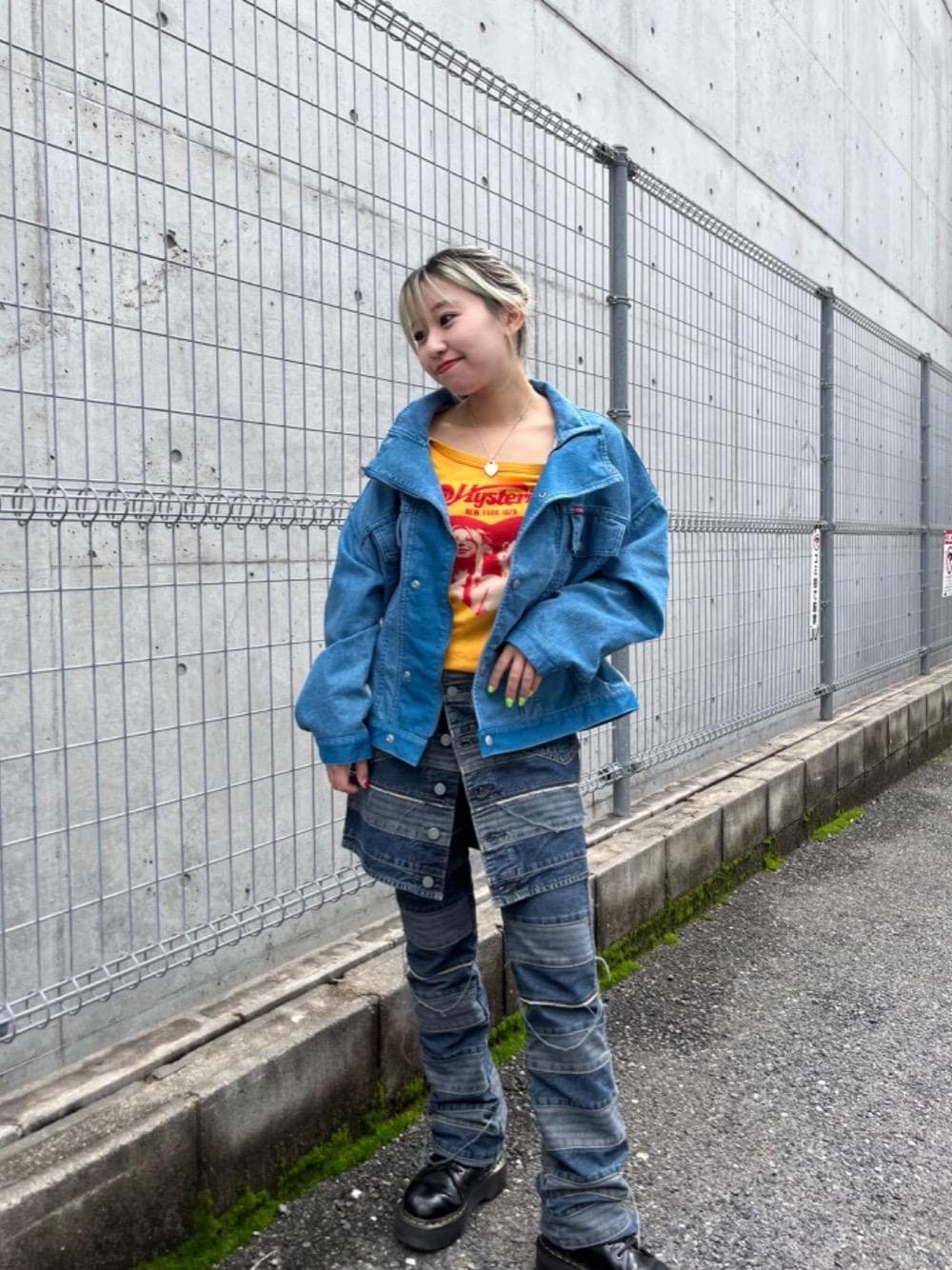 「フレアパンツ、ヒステリックグラマー、HYSTERICS、でにむ、hysteric glamour、アウター　」｜「HYSTERIC GLAMOURのスクラッチフレアデニムパンツ（デニムパンツ、ブルー系）」を使った、hyschicoさん（レディース・147cm）の春コーディネートの1枚目の写真
