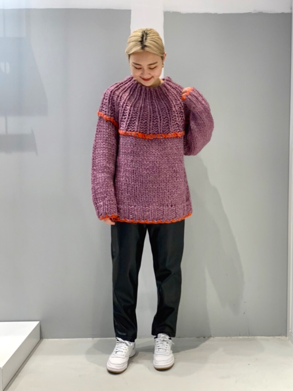 ブラック系のその他パンツを着用したレディースの秋コーディネートの1枚目の写真