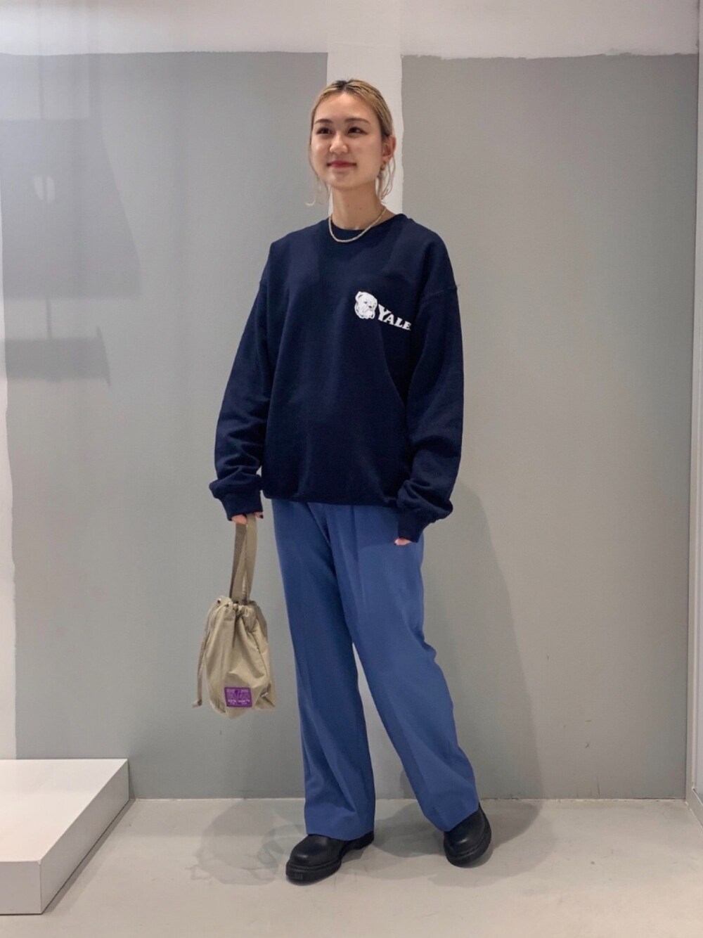 ブルー系のトップス、ブルー系のスラックス、ブラック系のパンプスを着用したレディースの冬コーディネートの1枚目の写真