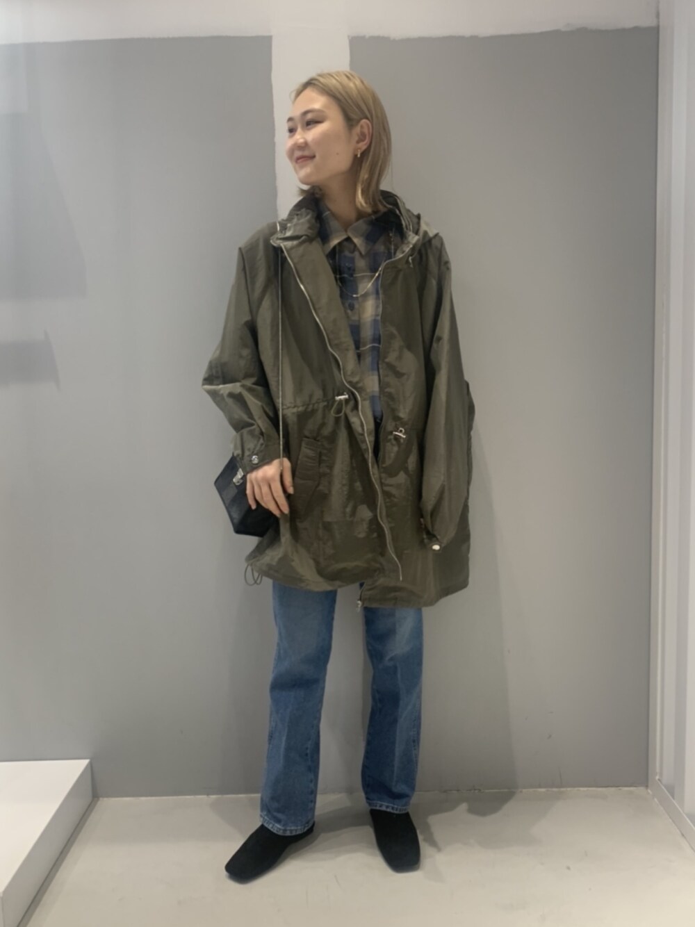 グリーン系のジャケット/アウター、ブルー系のシャツ/ブラウス、ブルー系のパンツを着用したレディースの冬コーディネートの1枚目の写真