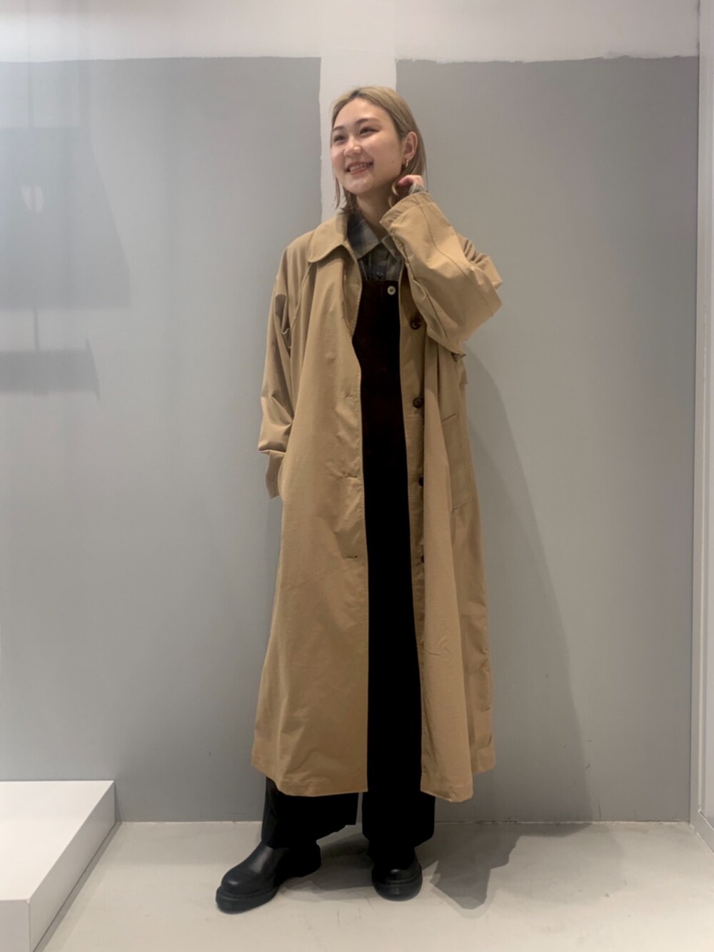 ベージュ系のジャケット/アウター、ブラック系のオールインワン・サロペット、ブラック系のパンプスを着用したレディースの冬コーディネートの1枚目の写真