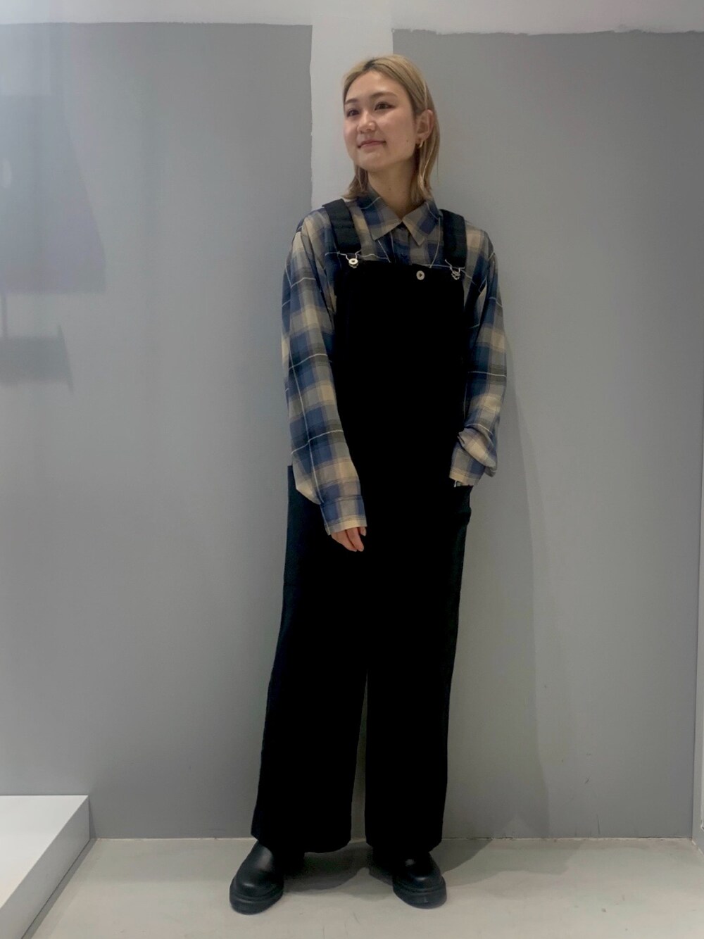 ブルー系のシャツ/ブラウス、ブラック系のオールインワン・サロペット、ブラック系のパンプスを着用したレディースの冬コーディネートの1枚目の写真