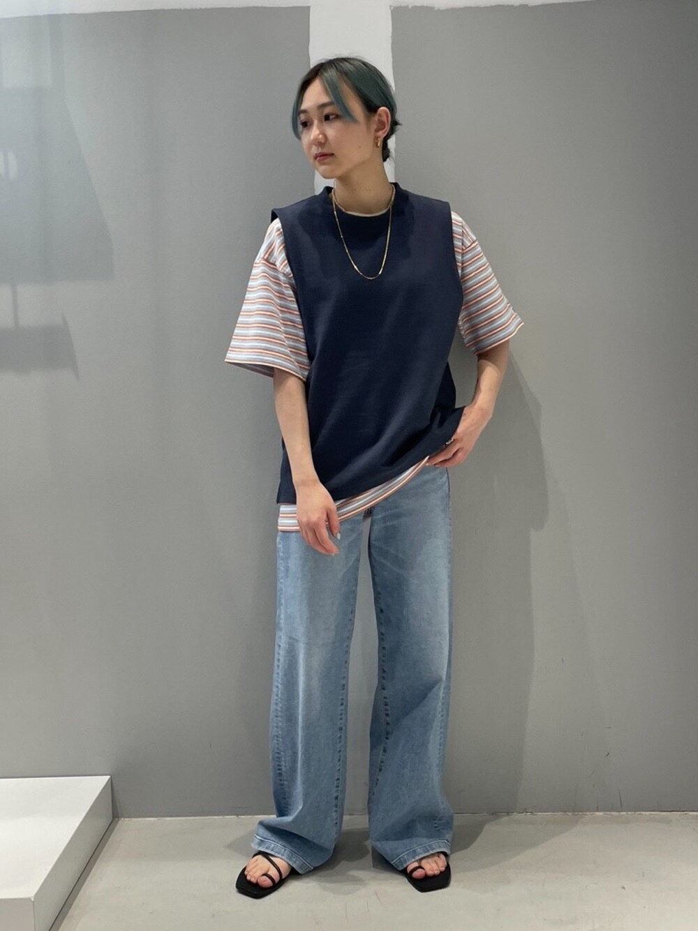 ブルー系のトップス、ブルー系のTシャツ/カットソーを着用したレディースの春コーディネートの1枚目の写真