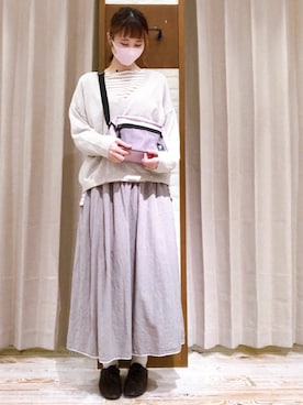 グレー系のアイテムを使った Vネックニット の人気ファッションコーディネート Wear