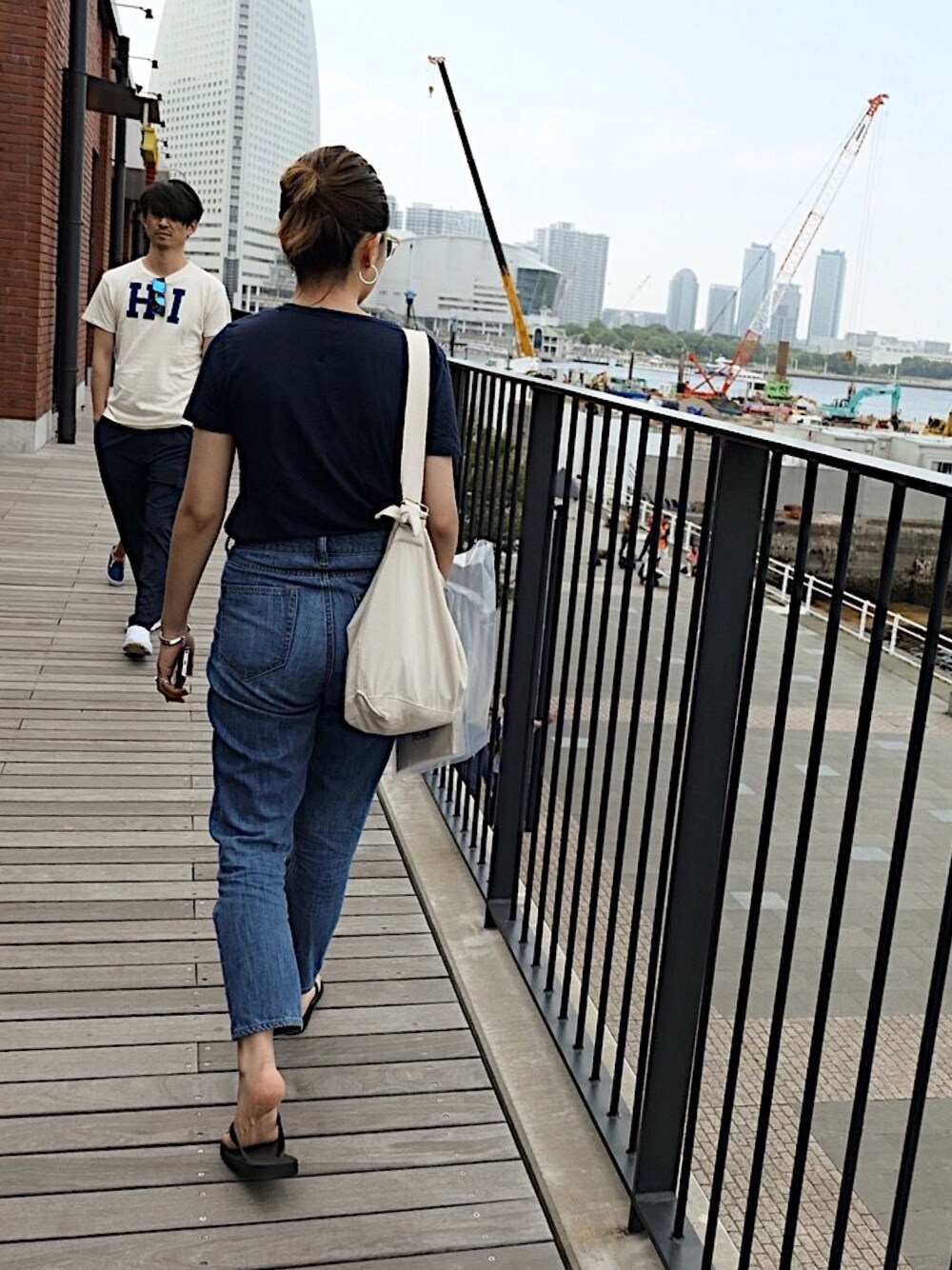 「カジュアル、夏コーデ、ootd、シンプル、オトナカジュアル、ハイウエスト、Tシャツ、大人カジュアル、メチャカリ、デニムパンツ」｜「Ron Hermanのアイテム（バッグ、ベージュ系）」を使った、seekaさん（レディース・154cm）の春コーディネートの1枚目の写真