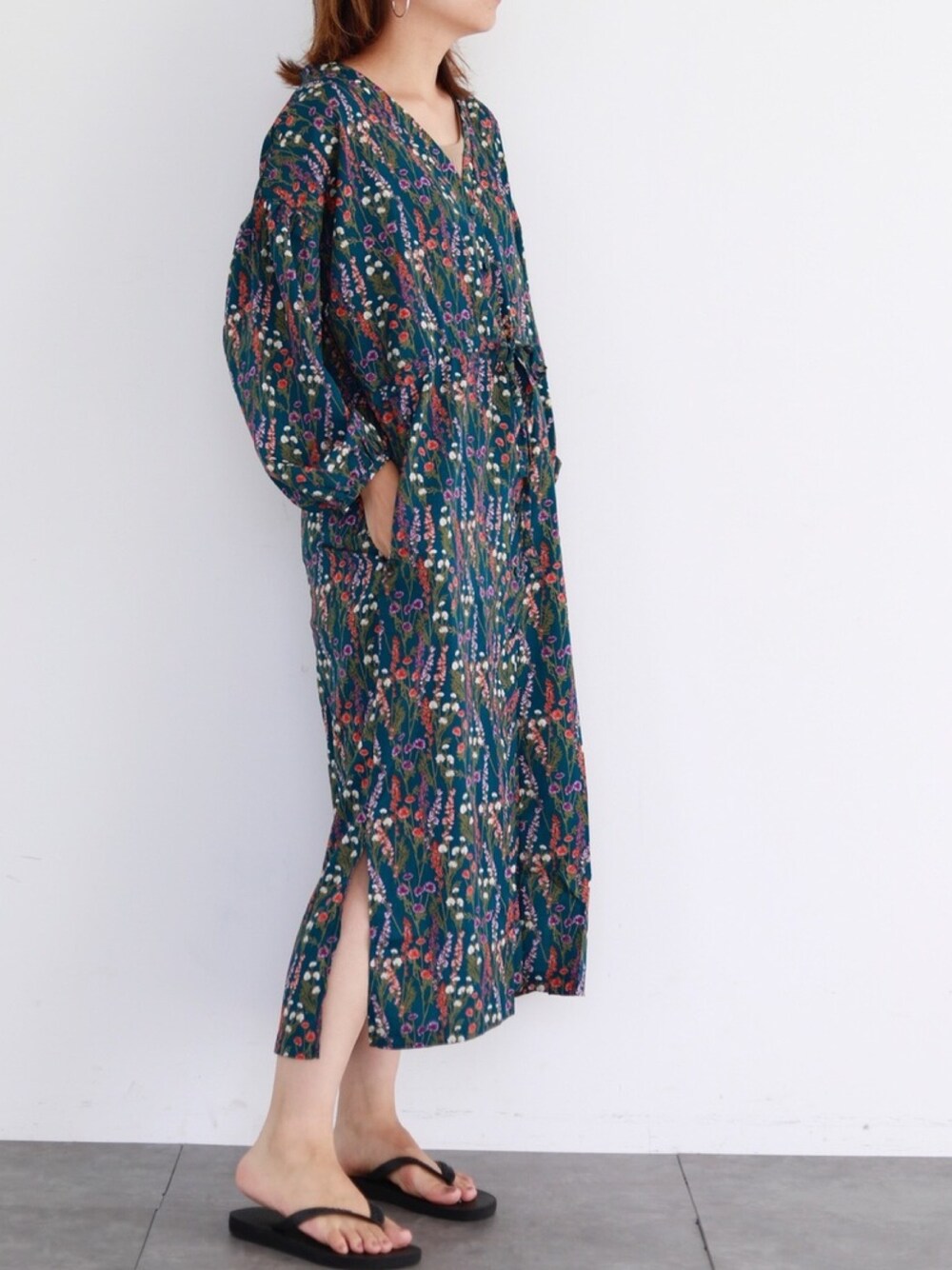 ブルー系のワンピースを着用したレディースの夏コーディネートの1枚目の写真