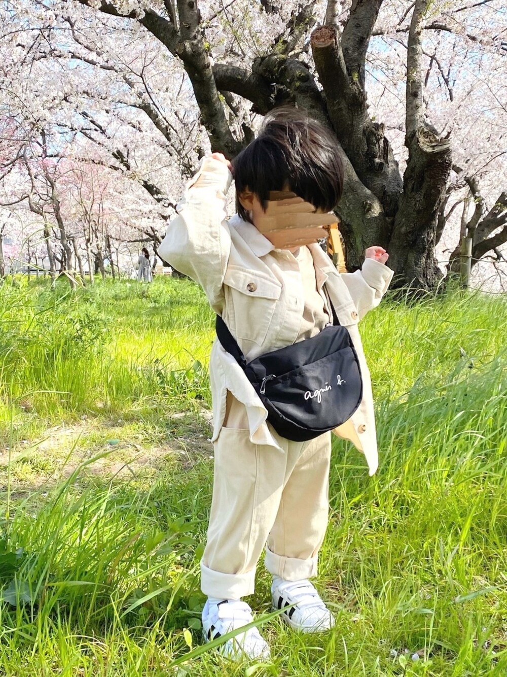 ホワイト系のシャツ/ブラウス、ベージュ系のTシャツ/カットソー、ベージュ系のパンツを着用したキッズの春コーディネートの1枚目の写真