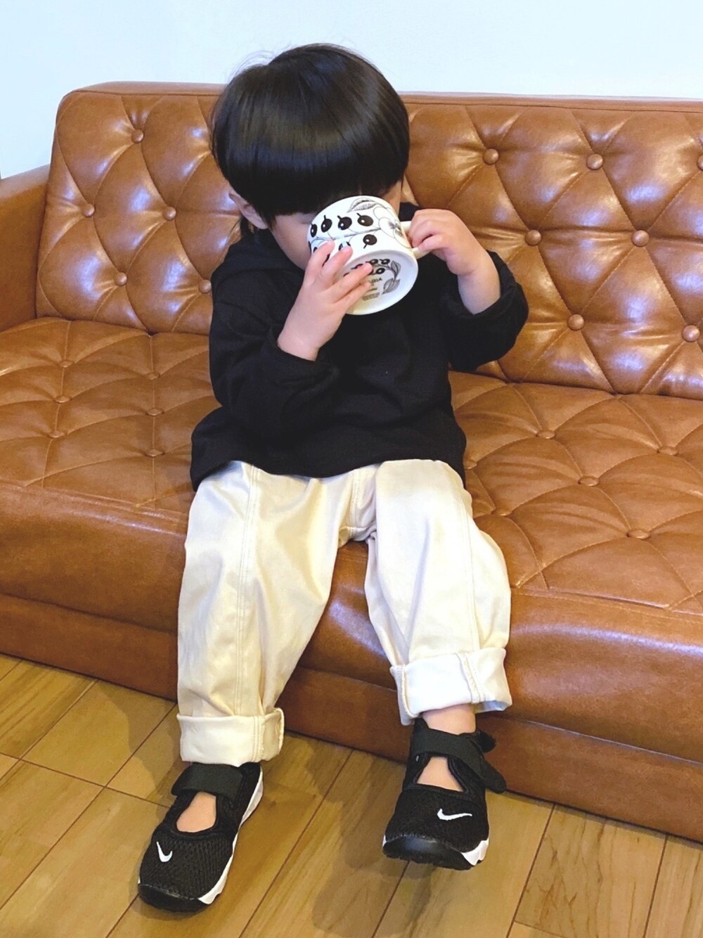 「おうちファッション、エアリフト、スニーカーコーデ、おとこのこ、パーカー、白パンツ、ゆるコーデ、休日スタイル、GU、ZARA」｜「GUのアイテム（パーカー、ブラック系）」を使った、s o u さん（キッズ・80cm）の春コーディネートの1枚目の写真