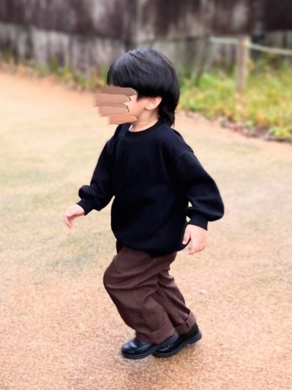 ブラック系のスウェット、ブラウン系のその他パンツ、ブラック系のその他シューズを着用したキッズの冬コーディネートの1枚目の写真