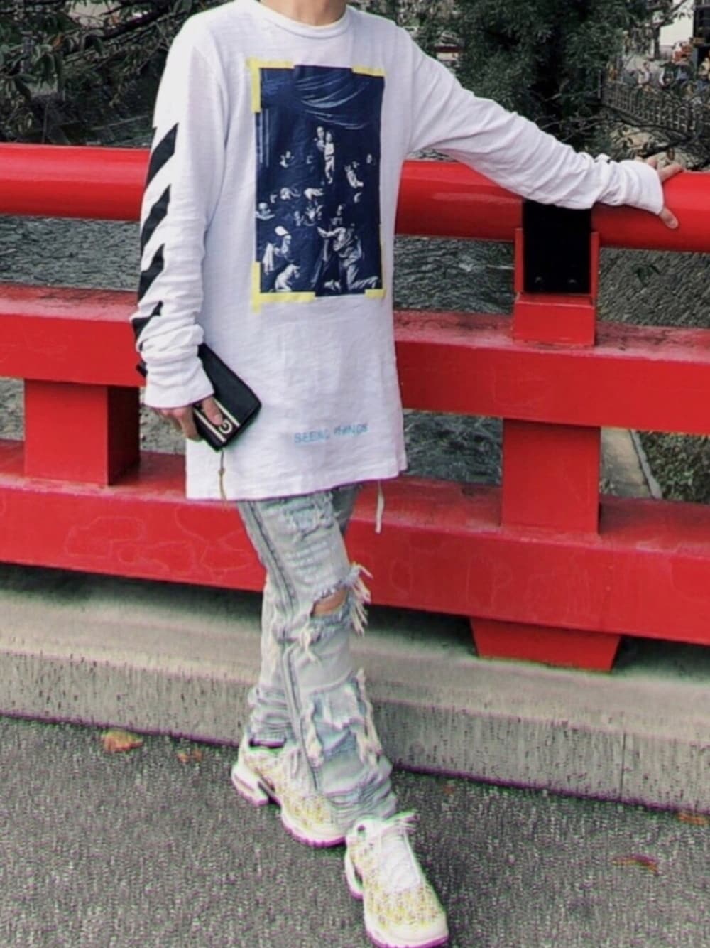 ホワイト系のTシャツ/カットソー、ホワイト系のスニーカー、ホワイト系のデニムパンツを着用したメンズの春コーディネートの1枚目の写真