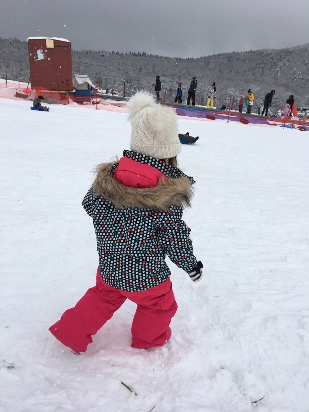 「初滑り、冬、雪、おんなのこ、ニット帽、ドット、ピンク、ブーツ」｜「H&Mのアイテム（ニットキャップ/ビーニー、ホワイト系）」を使った、ぁー★さん（キッズ・80cm）の冬コーディネートの1枚目の写真