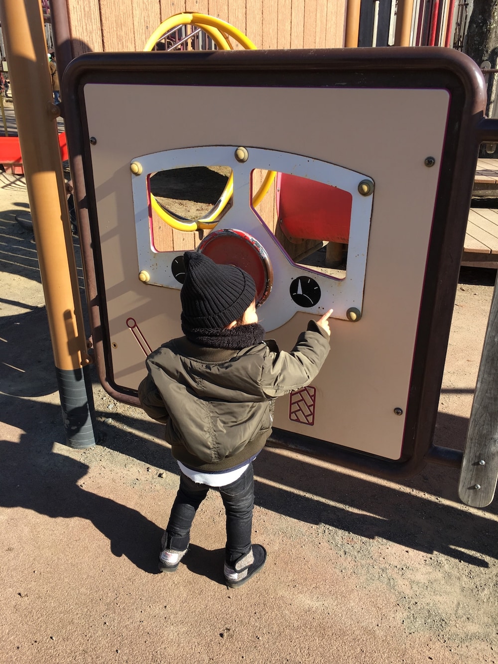「キッズファッション、カジュアルコーデ、おんなのこ、女の子コーデ、公園、2歳、親子コーデ、黒パンツ、UNIQLO、ブーツ」｜「apres les coursのdaily basic ニット帽（ニットキャップ/ビーニー、ブラック系）」を使った、ぁー★さん（キッズ・80cm）の冬コーディネートの1枚目の写真