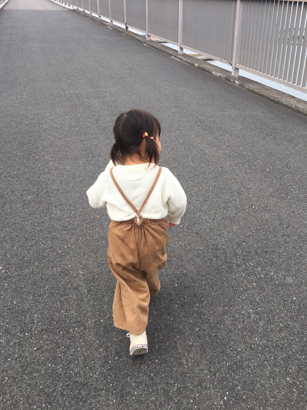 「キッズ、女の子コーデ、カジュアル、キッズファッション、サロペット、春コーデ、スニーカーコーデ、2歳、ベージュ」｜「MARKEY'Sのアイテム（ニット/セーター、ホワイト系）」を使った、ぁー★さん（キッズ・90cm）の春コーディネートの1枚目の写真