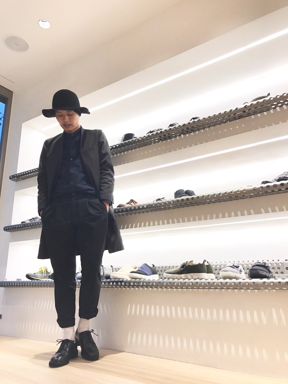 ブラック系のパンツ、ブラック系のドレスシューズを着用したメンズの冬コーディネートの1枚目の写真