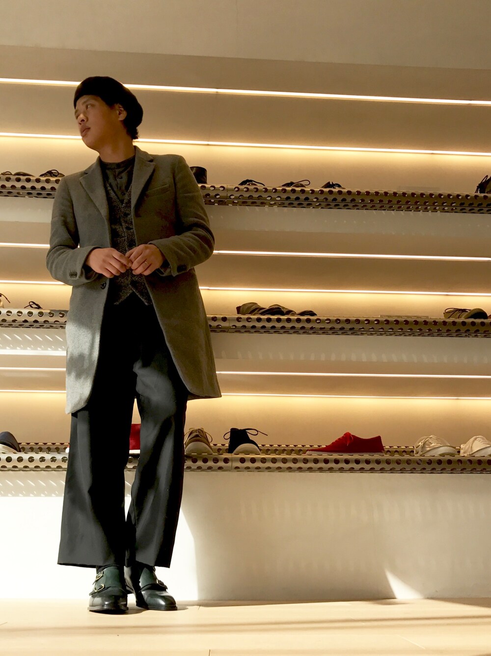 「オトナカジュアル、休日スタイル、冬コーデ、レイヤードスタイル、アルフレッド･バニスター(alfredoBANNISTER)、abahouse、alfredoBANNISTER、ベスト、ベレー帽、ダブルモンク」｜「ABAHOUSEのプレミアムウール ライトチェスターコート（トレンチコート、グレー系）」を使った、ＫＯＪＩＭＡＴＥＰＰＥＩさん（メンズ・175cm）の冬コーディネートの1枚目の写真
