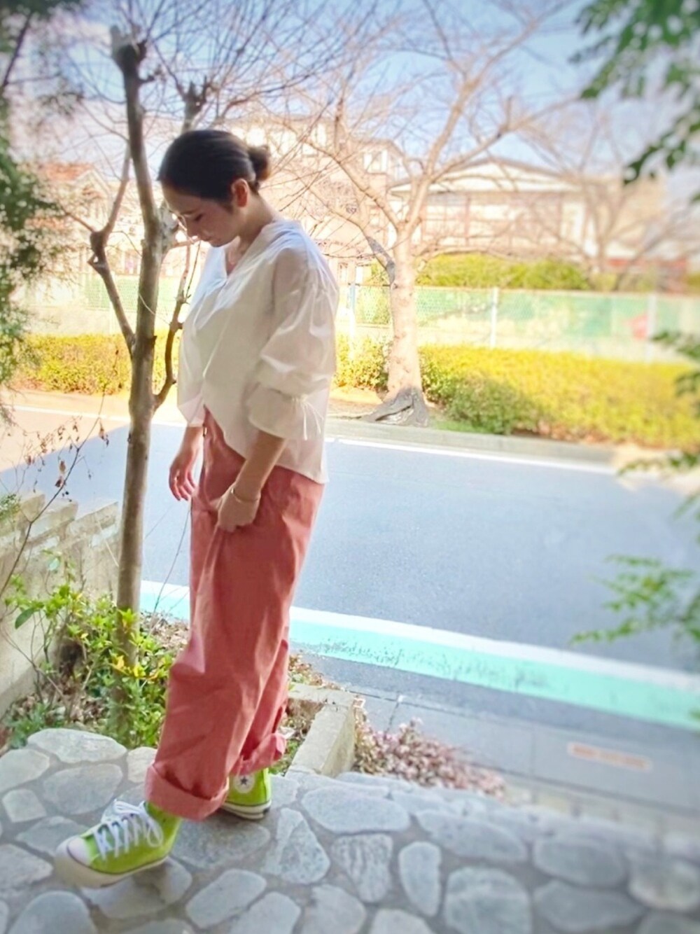 ピンク系のその他パンツ、グリーン系のスニーカーを着用したレディースの冬コーディネートの1枚目の写真