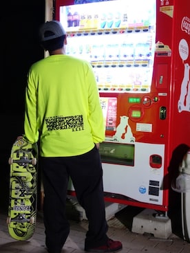 「袖プリント」｜「アイテム（キャップ）」を使った、こーさんさん（メンズ・168cm）の秋コーディネート