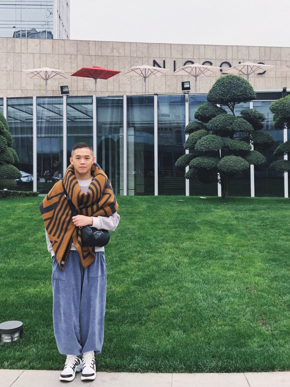 「LouisVuitton、wanhung、DiorHOMME」｜「Dior hommeのアイテム（ドラムバッグ、ブラック系）」を使った、DeanChinさん（メンズ・178cm）の冬コーディネートの1枚目の写真