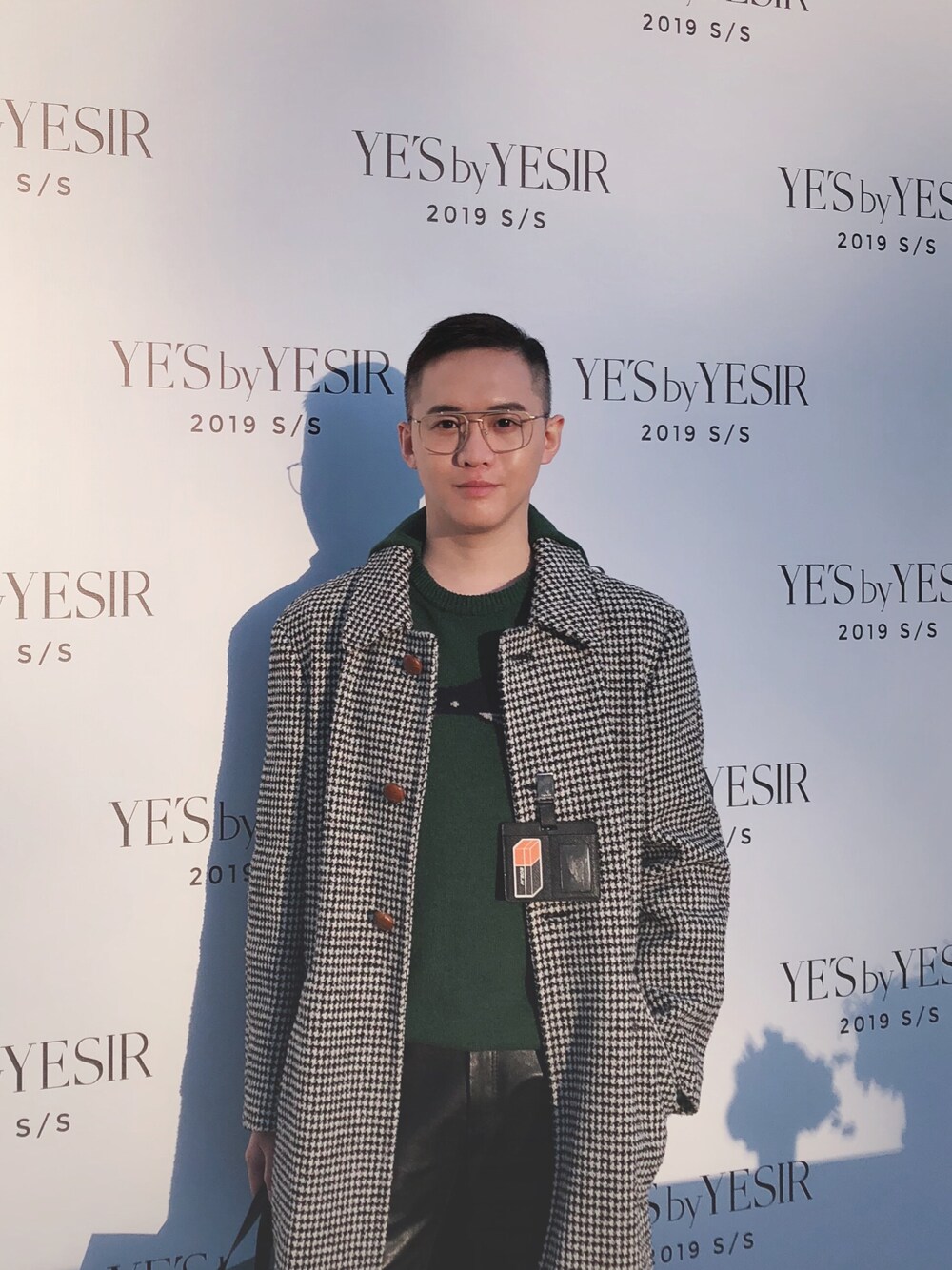 「MaisonMartinMargiela、RAFSIMONS、JILSANDER、PRADA」｜「PRADAのアイテム（メガネ、ゴールド系）」を使った、DeanChinさん（メンズ・178cm）の冬コーディネートの1枚目の写真