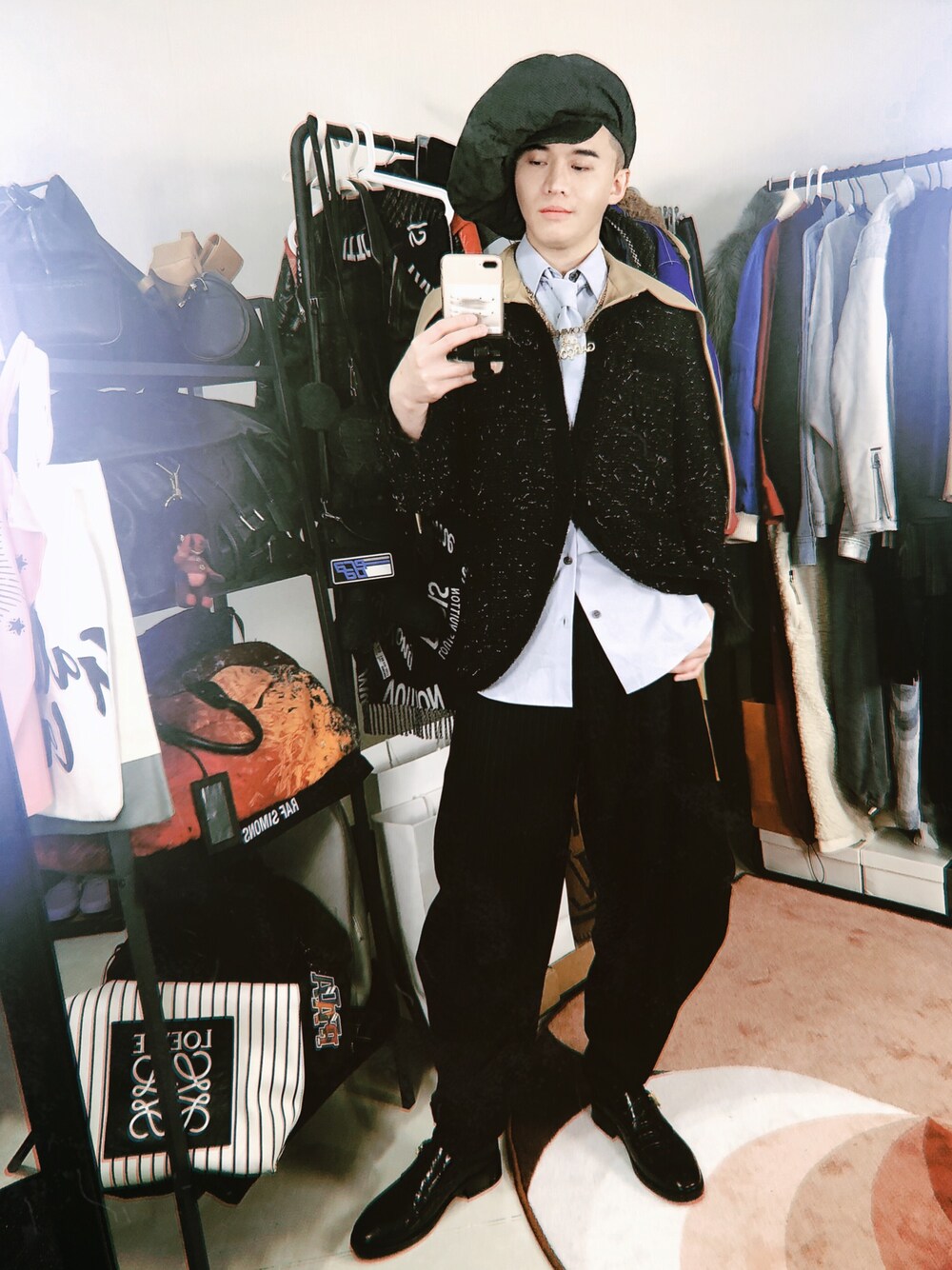 「COMME des GARCONS、Dries Van Noten、BALENCIAGA、high fashion」｜「COMME des GARCONS HOMME PLUSのアイテム（キャップ、グレー系）」を使った、DeanChinさん（メンズ・178cm）の冬コーディネートの1枚目の写真