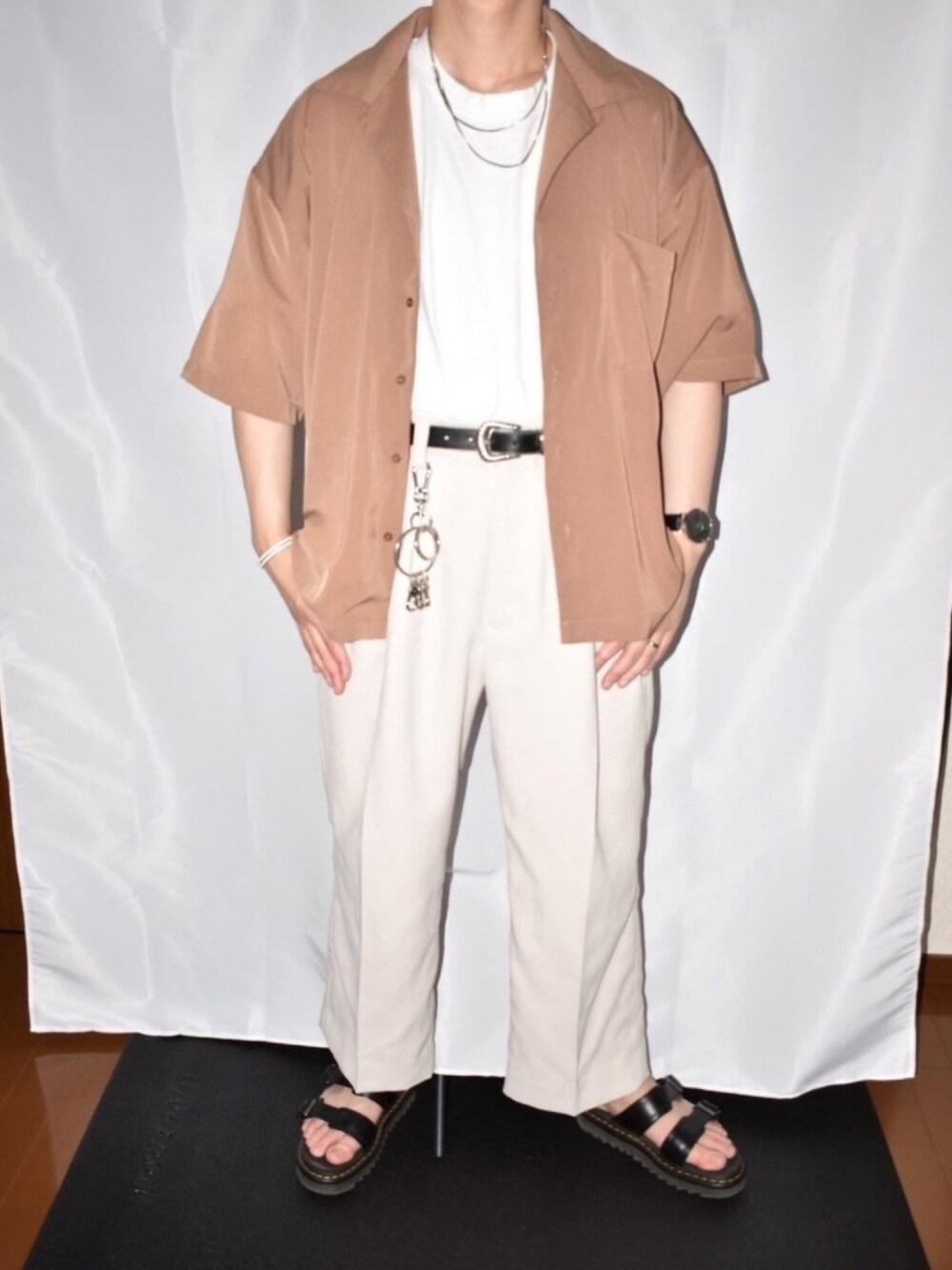 ホワイト系のTシャツ/カットソー、ブラウン系のシャツ/ブラウス、ホワイト系のその他パンツを着用したメンズの春コーディネートの1枚目の写真