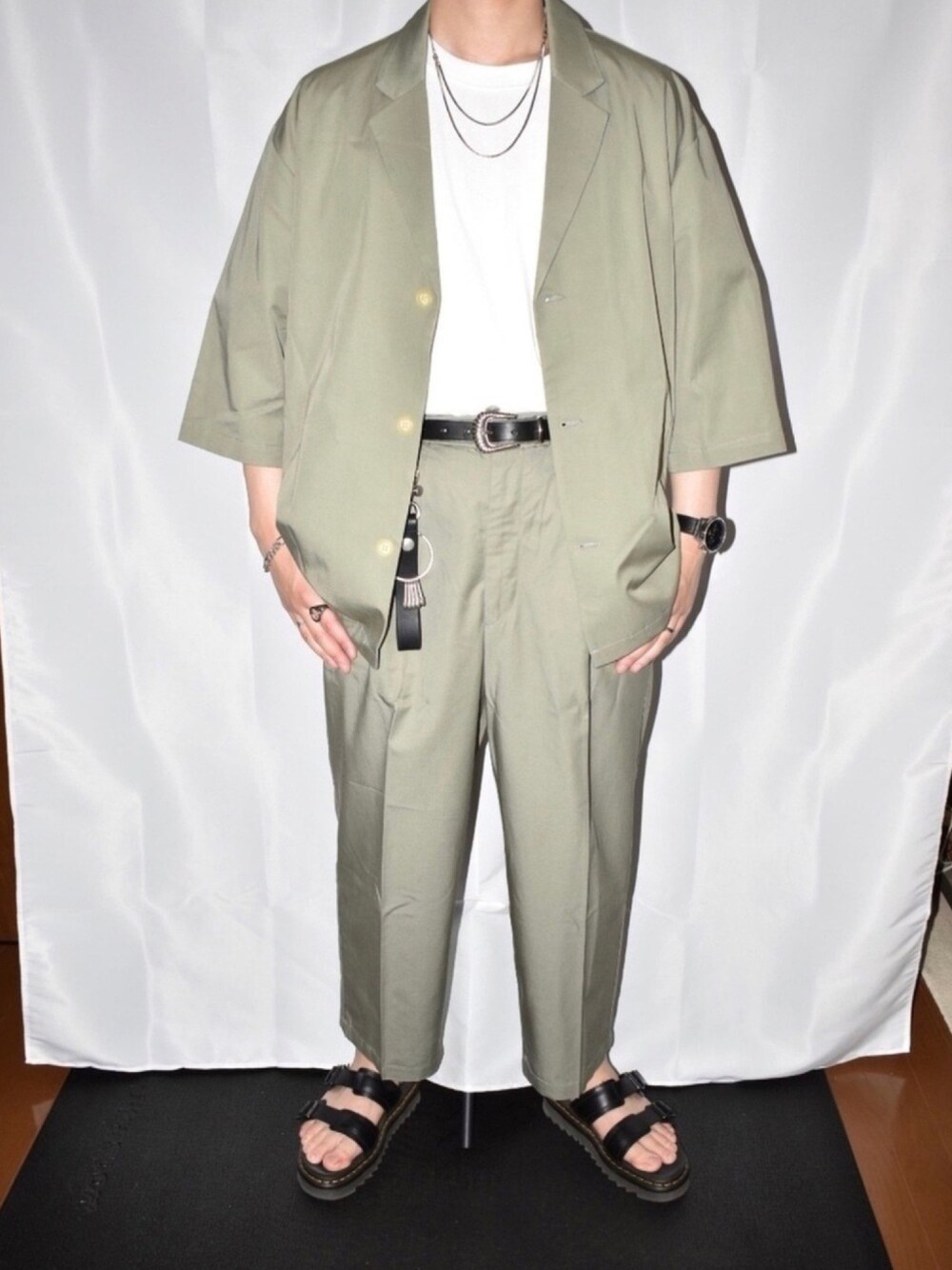 ホワイト系のTシャツ/カットソー、グリーン系のシャツ/ブラウス、グリーン系のパンツを着用したメンズの夏コーディネートの1枚目の写真