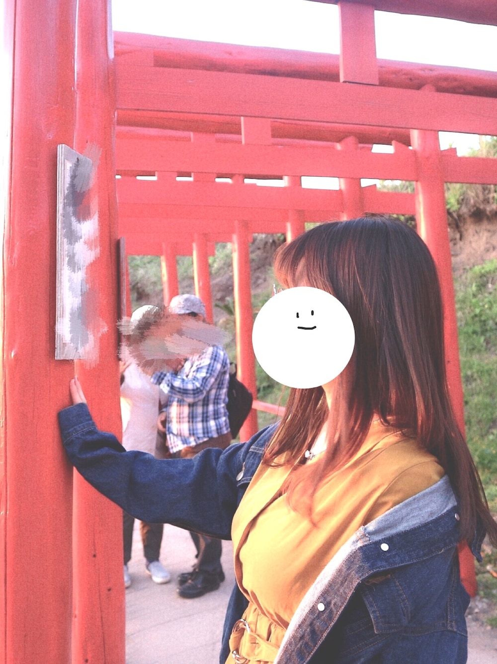 「デニムジャケット、オーバーサイズ、からし色、フォローミー、まんじ、カメラ好きな人と繋がりたい、カメラマンさんと繋がりたい、カメラ女子」｜「earth music&ecologyのアイテム（ワンピース、イエロー系）」を使った、おもちさん（レディース・150cm）の秋コーディネートの1枚目の写真