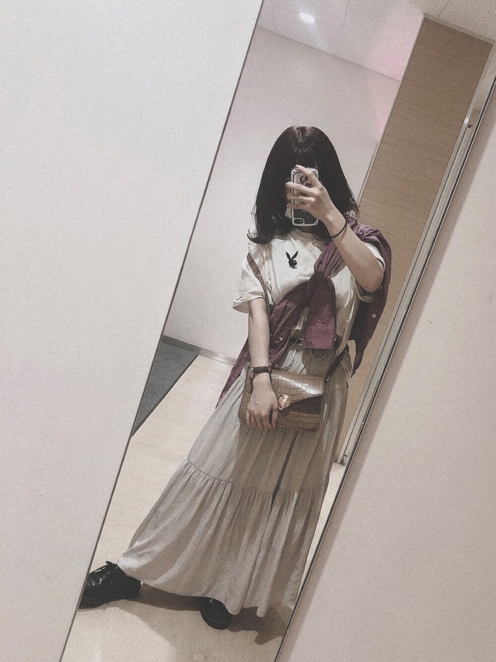 「大人カジュアル、ガーリー、プチプラ、低身長コーデ、ロングスカート、いいね、save、フォローお願いします🤑」｜「PLAYBOYのアイテム（シャツ/ブラウス、ホワイト系）」を使った、おもちさん（レディース・150cm）の秋コーディネートの1枚目の写真