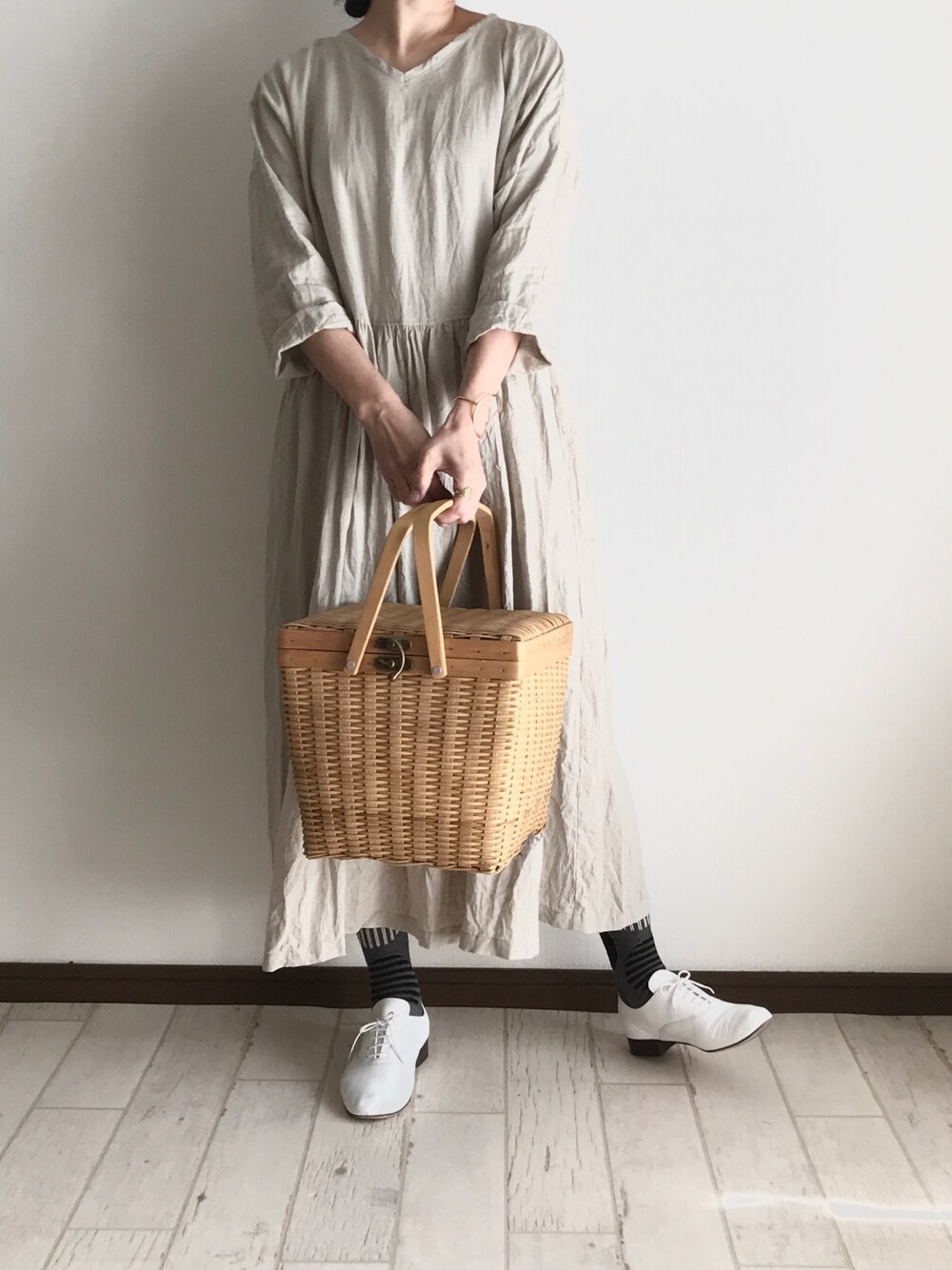 ベージュ系のワンピース、ホワイト系のドレスシューズ、ブラック系のソックス/靴下を着用したレディースの秋コーディネートの1枚目の写真