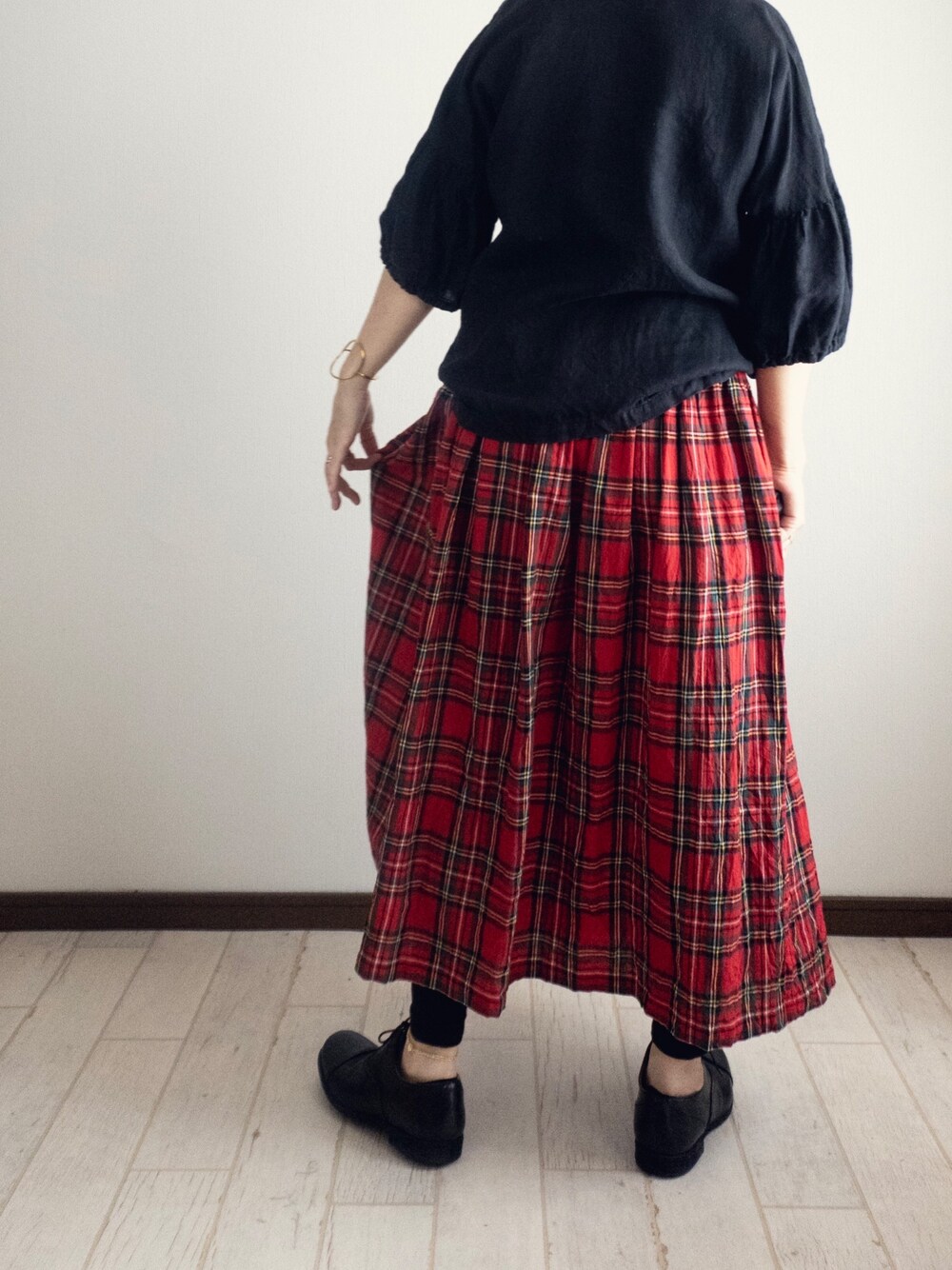 「レッド、ブレスレット、タータンチェック、チェックスカート、バングル、オジ靴、赤スカート、タータンチェックスカート、ロイヤルスチュワート、accessoriesMAU」｜「licotのアイテム（スカート、レッド系）」を使った、toccoさん（レディース・160cm）の秋コーディネートの1枚目の写真