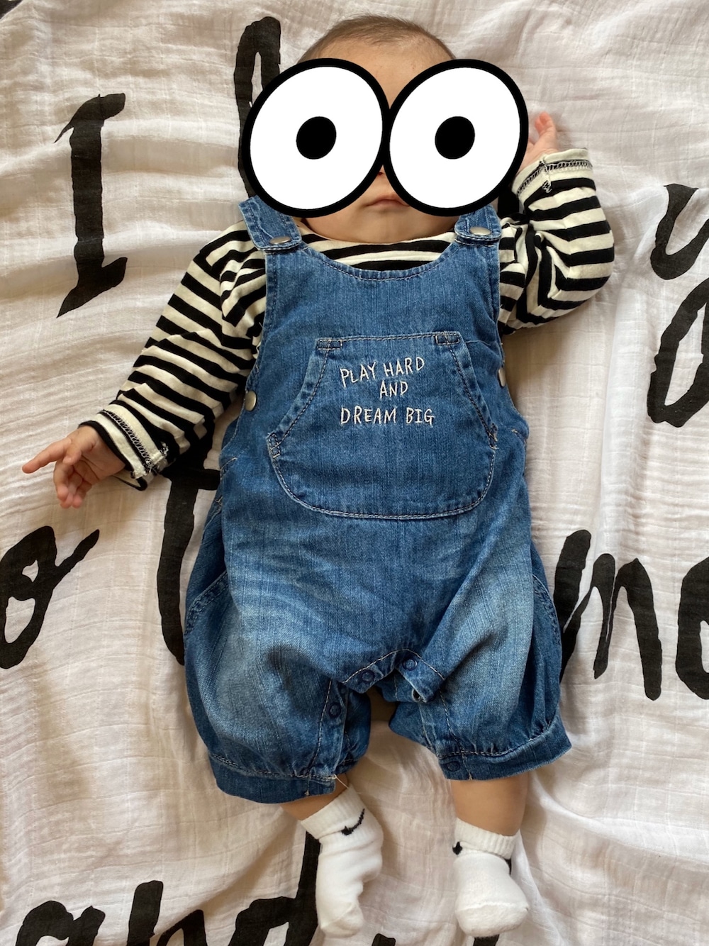 その他のTシャツ/カットソー、ブルー系のサロペット/オーバーオール、ホワイト系のソックス/靴下を着用したキッズの春コーディネートの1枚目の写真