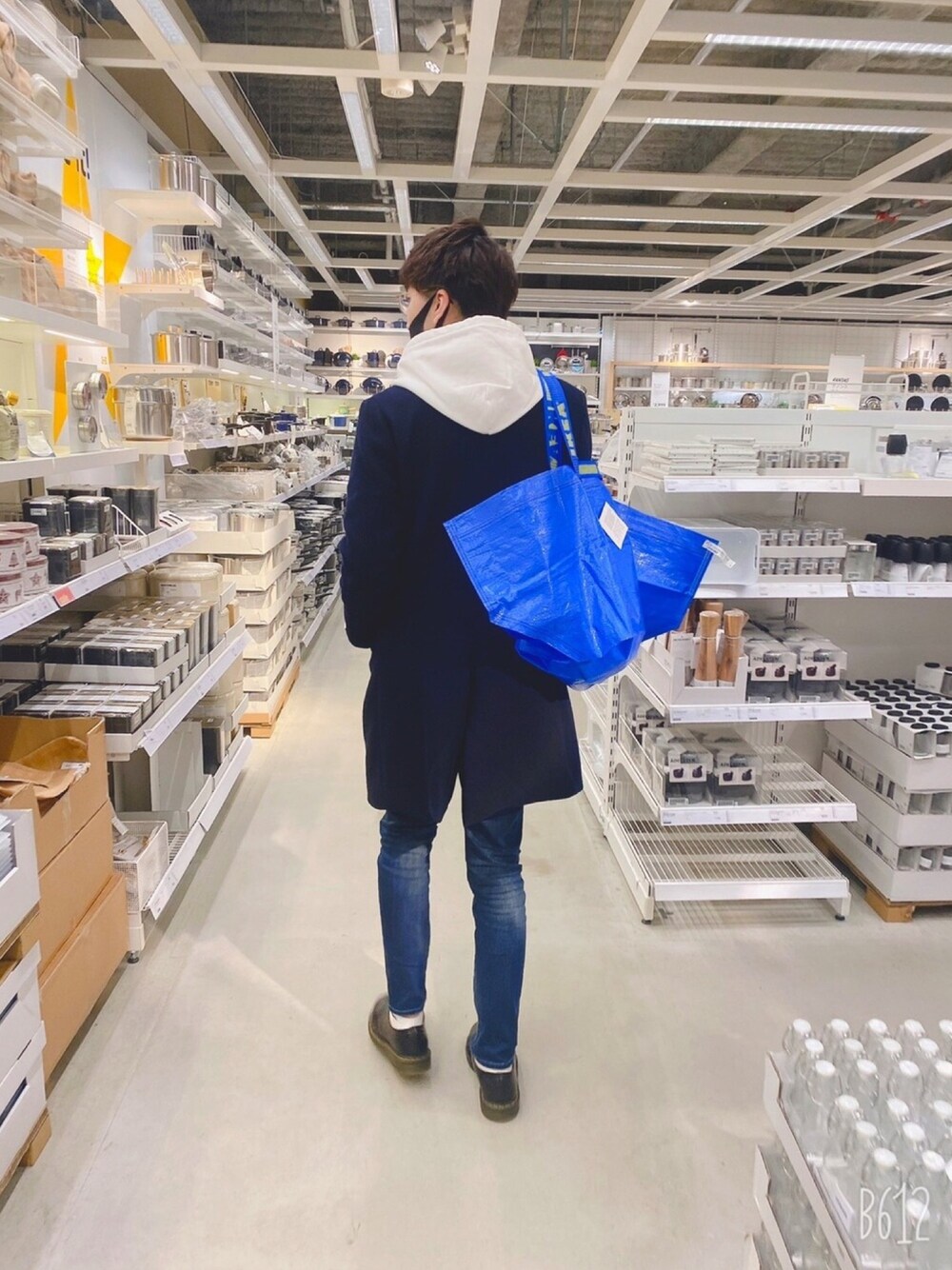 「ゆるコーデ、冬コーデ」｜「GuessのEMBOSS TRIANGLE LOGO L/S PULLOVER PARKA（パーカー、ホワイト系）」を使った、Ryuya.Hさん（メンズ・184cm）の冬コーディネートの1枚目の写真