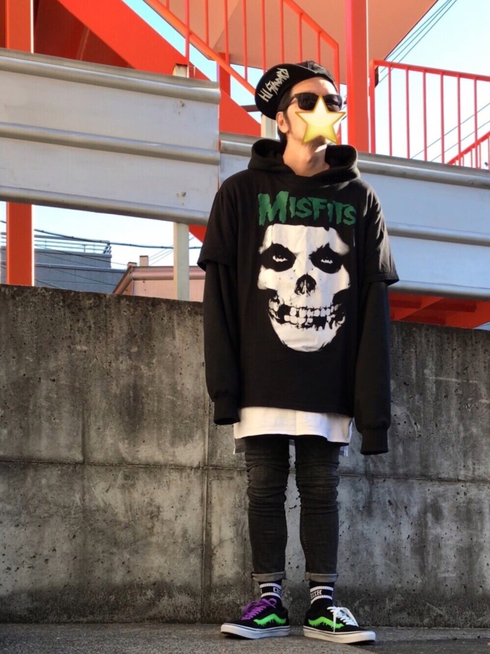 「misfits、黒スキニー、スキニーデニム、ビッグシルエット、マモミ、MAGICAL MOSH MISFITS、オールドスクール、oldskool、ラインソックス、ラインソックス×スニーカー」｜「MISFITSのアイテム（Tシャツ/カットソー、ブラック系）」を使った、かずと®️さん（メンズ・173cm）の冬コーディネートの1枚目の写真