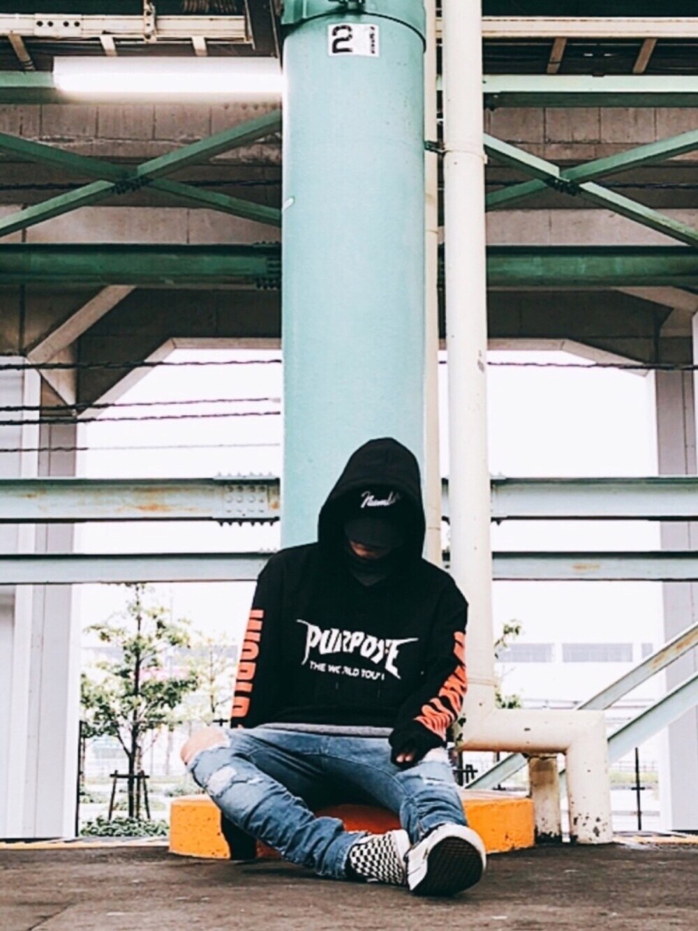 「streetstyle、ストリート、justinbieber、ジャスティンビーバー、fear of god、vetements、ダメージデニムパンツ、ダメージデニム、袖ロゴ、スリッポン」｜「NUMBER (N)INEのMESH CAP NUMBER (N)INE×NEW ERA_number9（キャップ、ブラック系）」を使った、かずと®️さん（メンズ・173cm）の春コーディネートの1枚目の写真