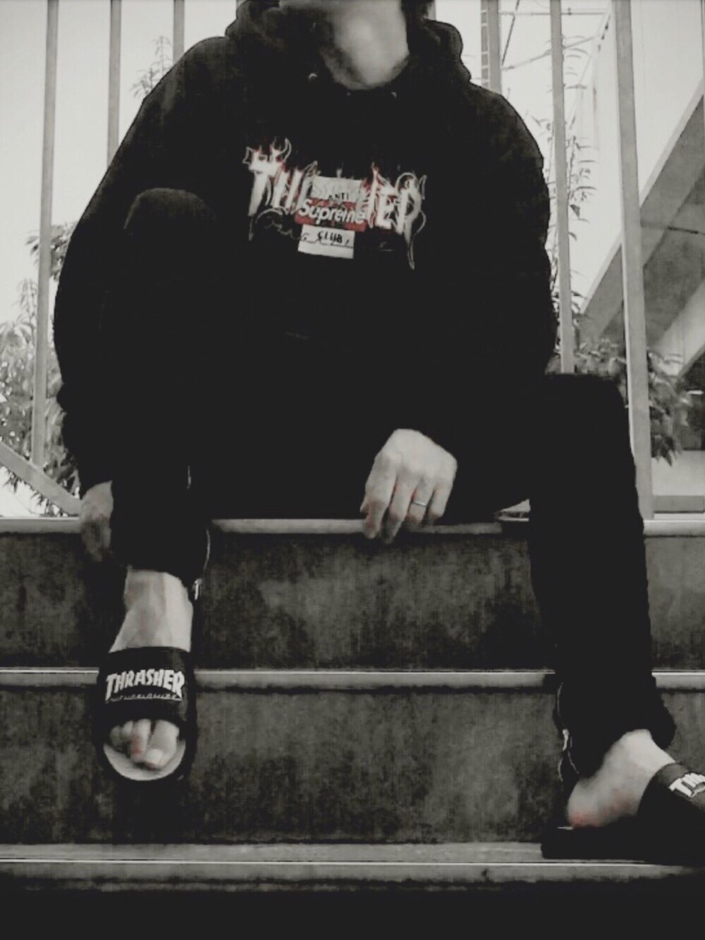 「MEETS A ROOM告知、THRASHER、THRASHER×HUF、supreme、vetements、antisocialsocialclub、off white、OFF-WHITE、VLONE、PABLO」｜「🍕SLIMEのアイテム（パーカー、ブラック系）」を使った、かずと®️さん（メンズ・173cm）の春コーディネートの1枚目の写真
