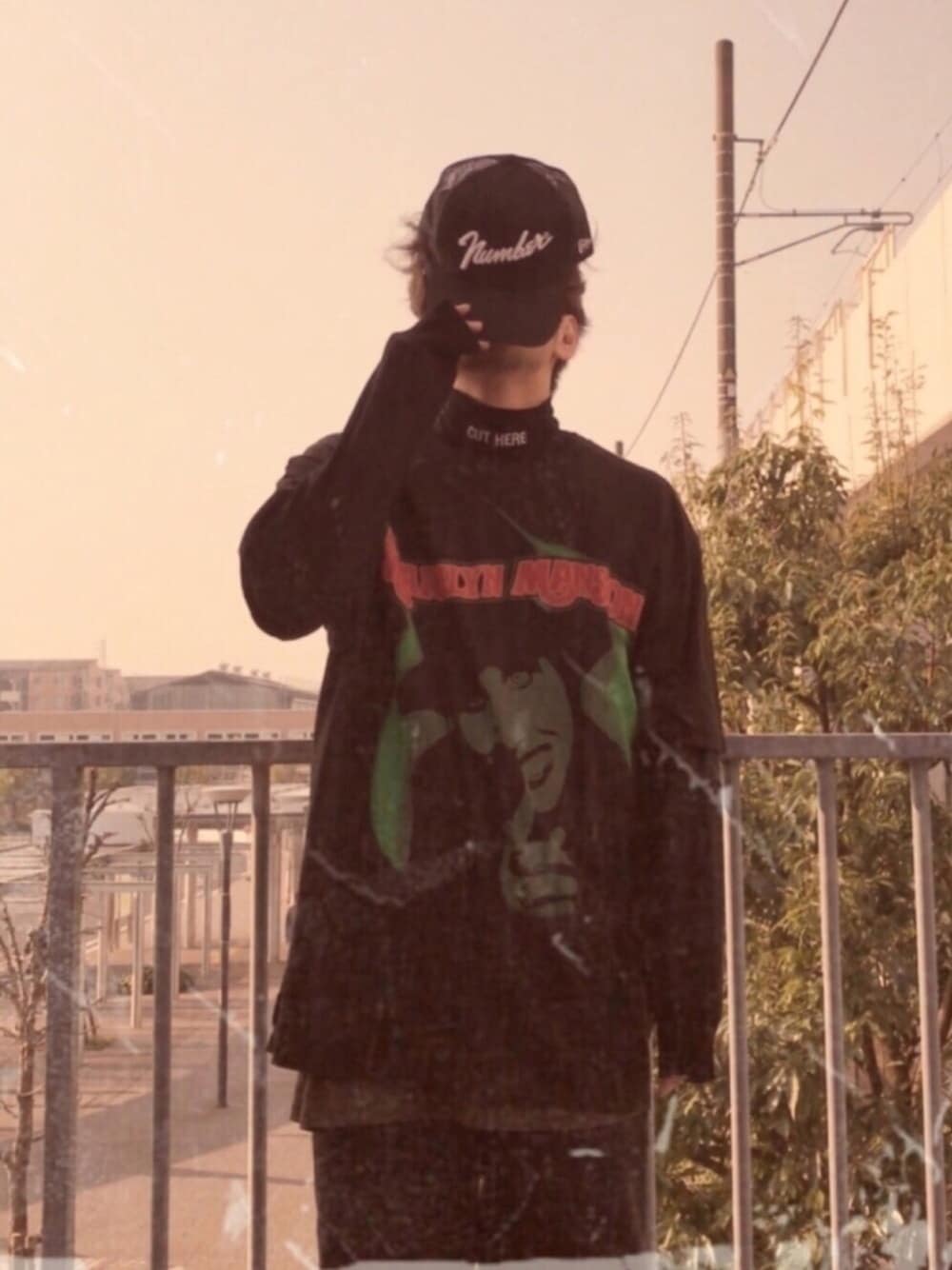 「vetememes、marilyn manson、マリリンマンソン、MXMXM、マモミ、ストリート、oldskool、オールドスクール、バンドT、ビッグシルエット」｜「NUMBER (N)INEのMESH CAP NUMBER (N)INE×NEW ERA_number9（キャップ、ブラック系）」を使った、かずと®️さん（メンズ・173cm）の春コーディネートの1枚目の写真