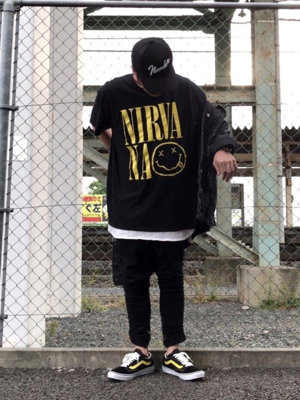 「MEETS A ROOM告知、NIRVANA、ニルヴァーナ、バンドT、デニムジャケット、ブラックデニム、oldskool、ストリート、ビッグシルエット、ビッグT」｜「NUMBER (N)INEのMESH CAP NUMBER (N)INE×NEW ERA_number9（キャップ、ブラック系）」を使った、かずと®️さん（メンズ・173cm）の春コーディネートの1枚目の写真