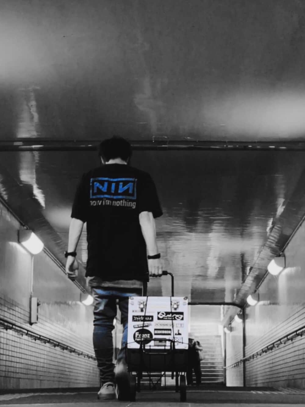 「MEETS A ROOM告知、バンドT、ロックT、NINE INCH NAILS、レコードバッグ、アレキサンダーワン、fear of god、fearofgod」｜「VINTAGEのアイテム（Tシャツ/カットソー、ブラック系）」を使った、かずと®️さん（メンズ・173cm）の夏コーディネートの1枚目の写真